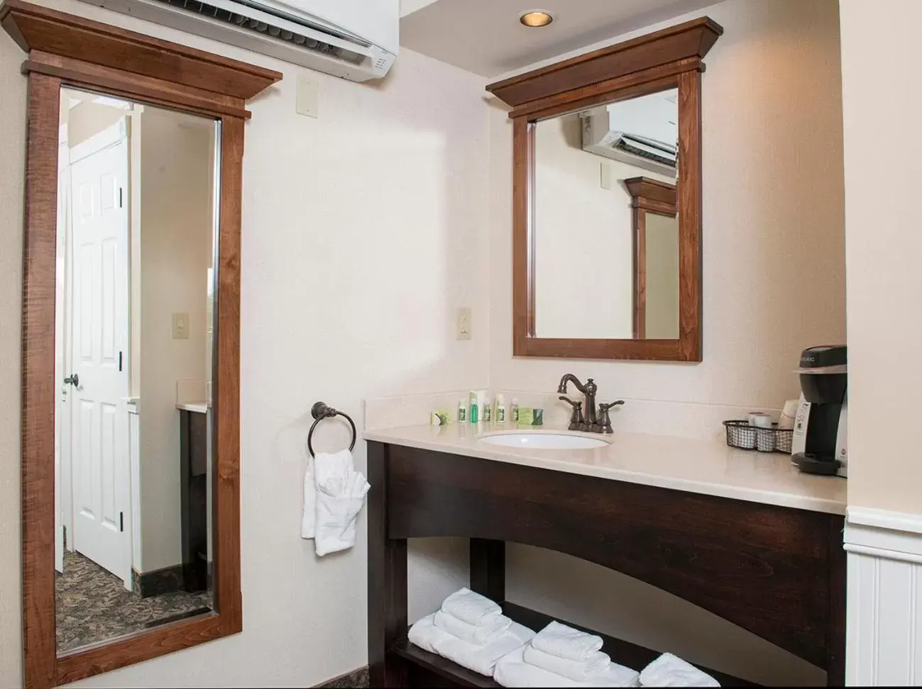 Bathroom in Bird-in-Hand Family Inn