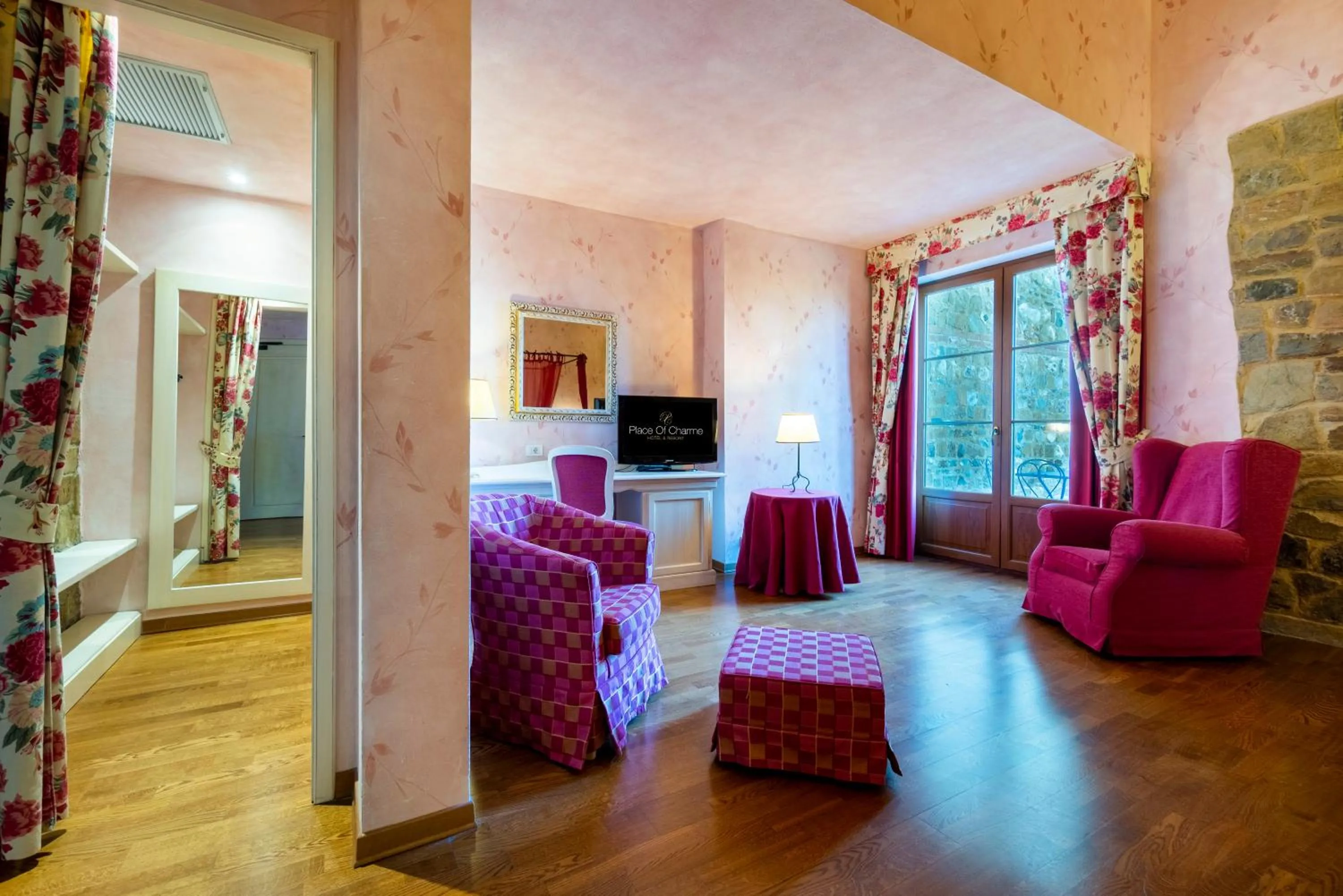 TV and multimedia in Hotel Borgo Di Cortefreda - Place of Charme