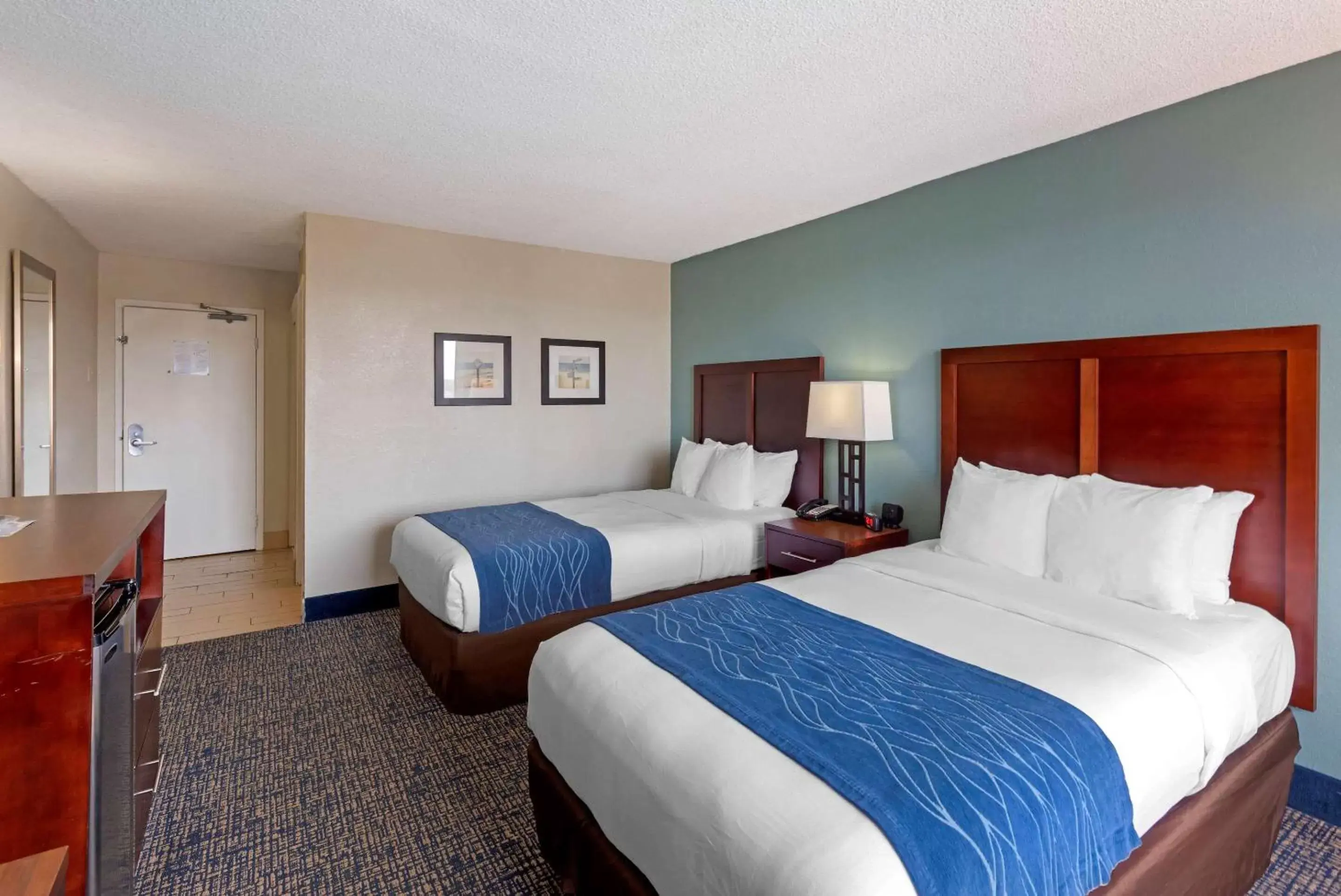 Photo of the whole room, Bed in Comfort Inn on the Ocean