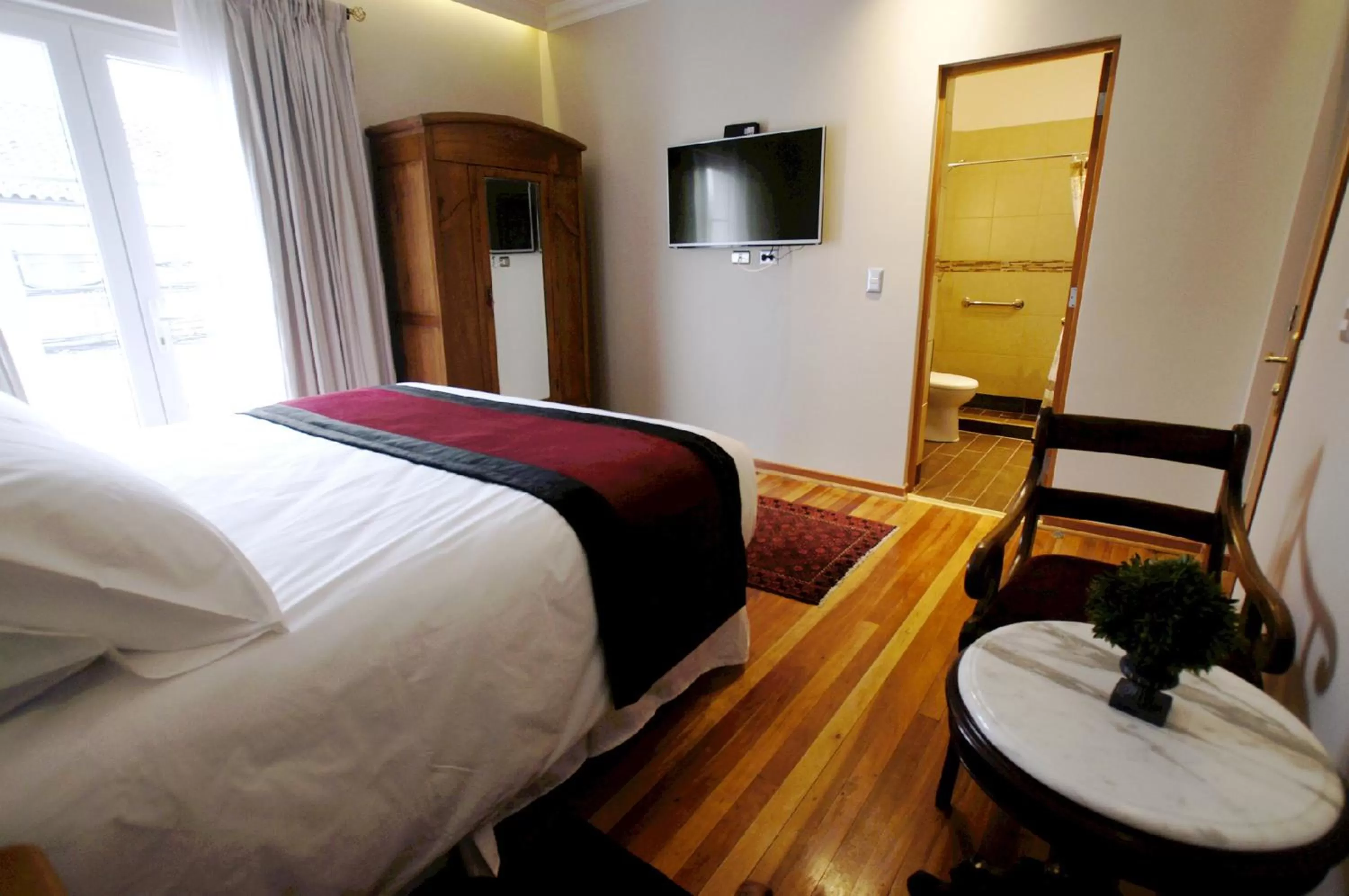 Bathroom, Bed in Quiral Hotel Boutique