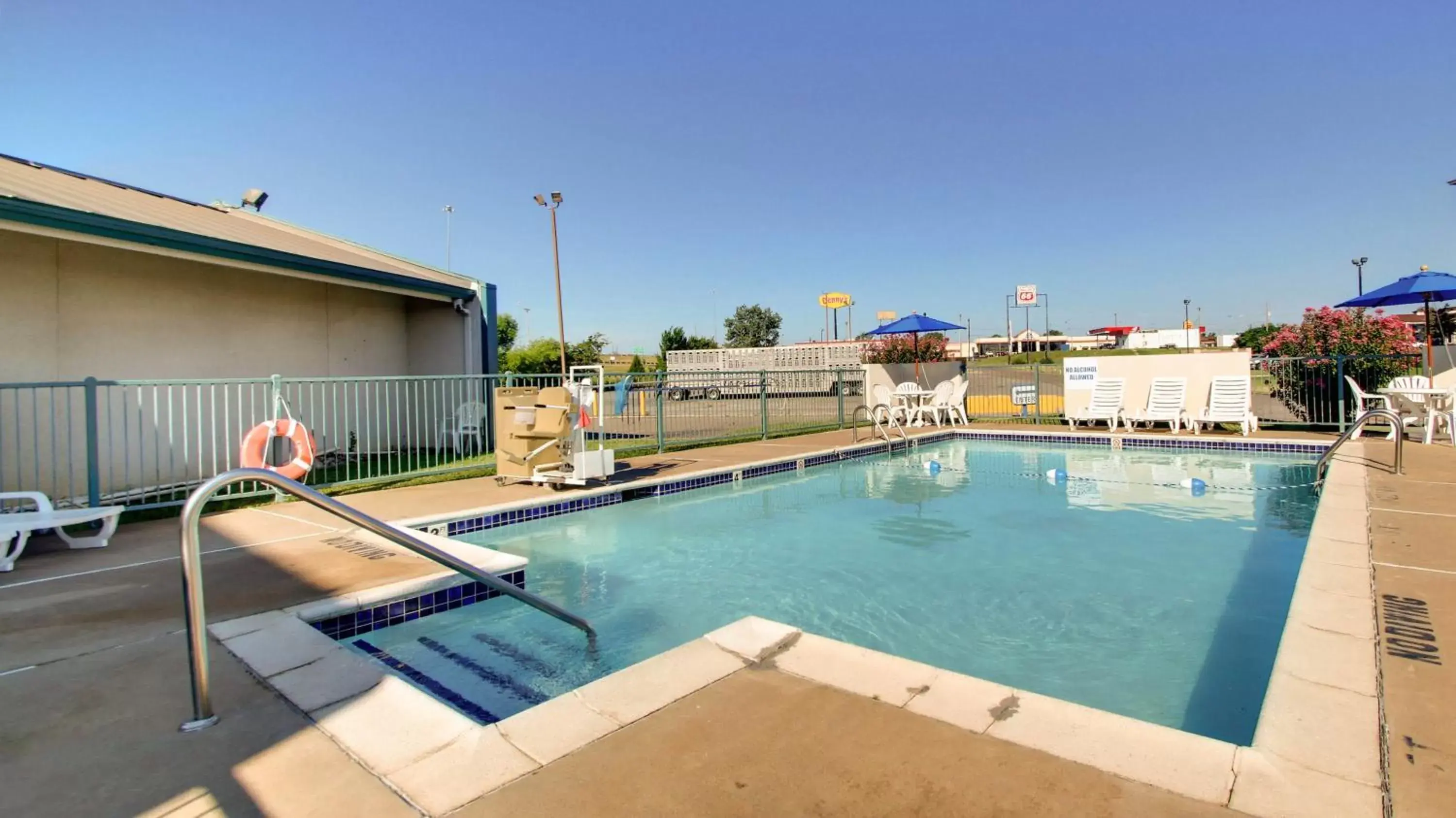 Swimming Pool in Baymont Inn & Suites Shawnee