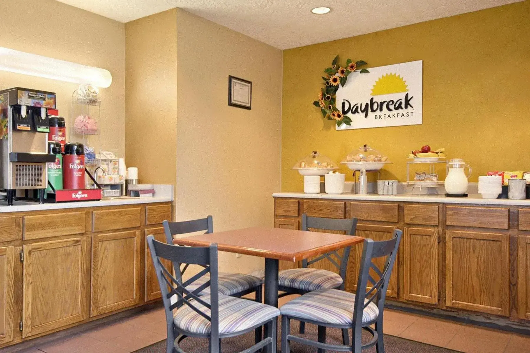 Coffee/tea facilities, Restaurant/Places to Eat in Days Inn by Wyndham Plainfield