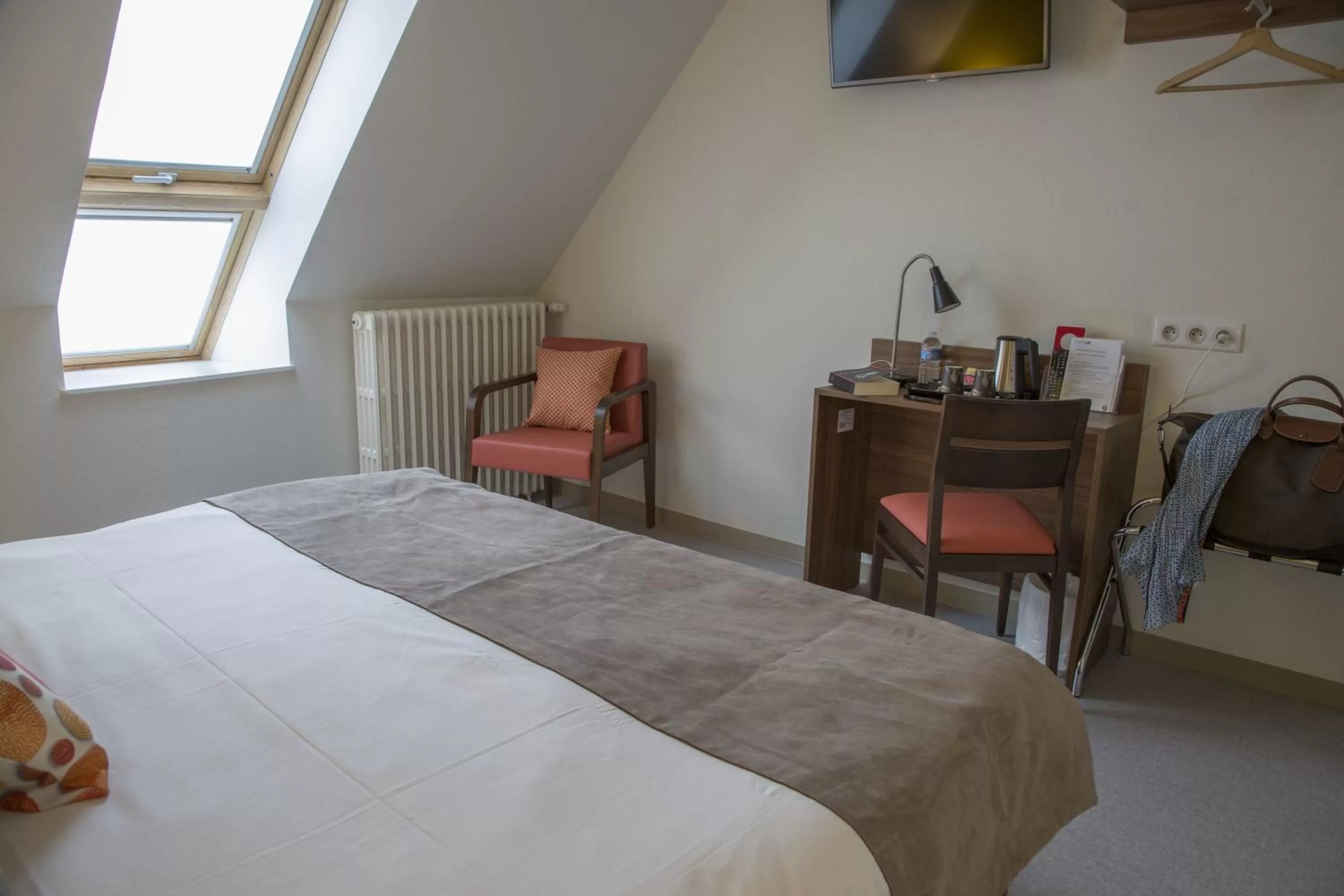 Coffee/tea facilities, Bed in Logis Hôtel Chaptal, Amboise