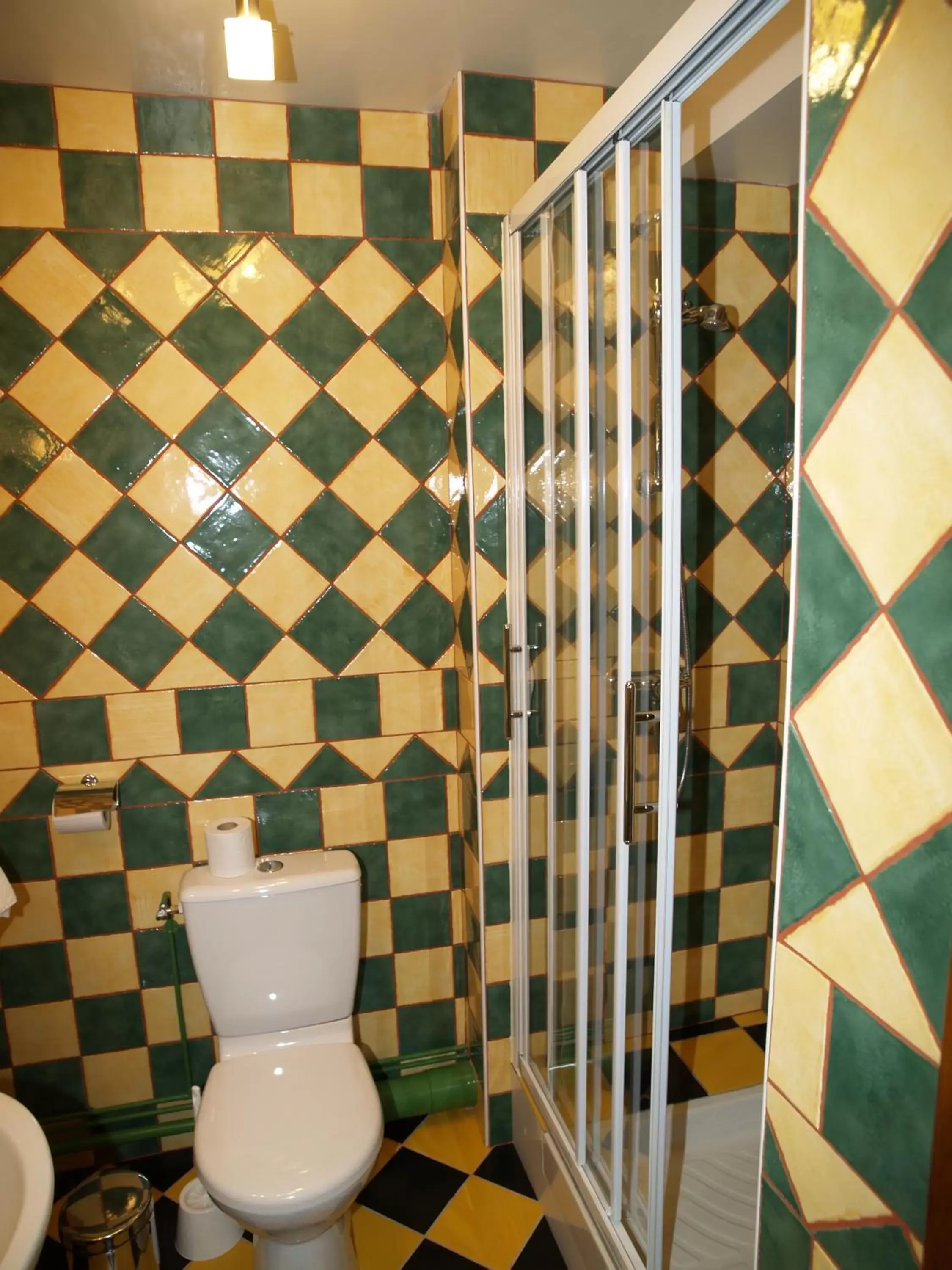 Bathroom in Hôtel De Calais