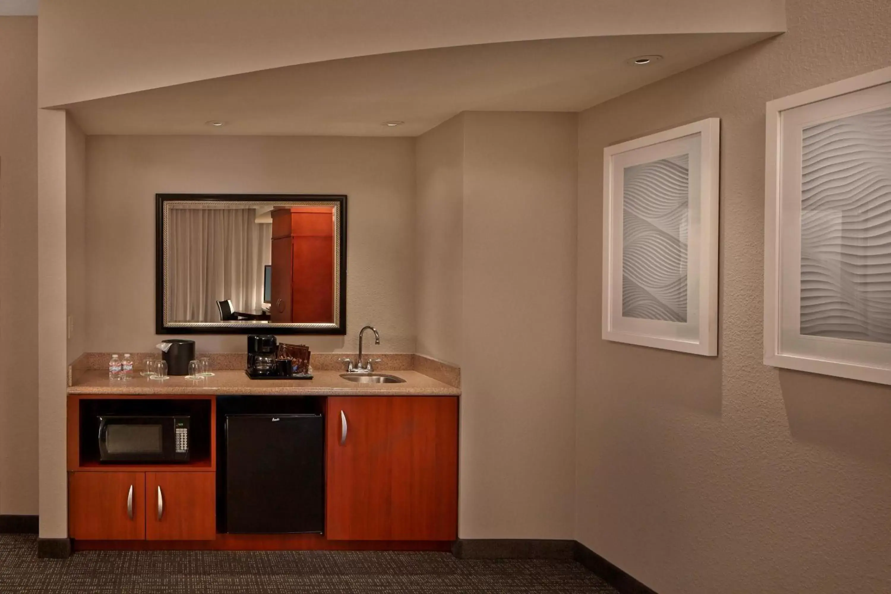 Bedroom, Kitchen/Kitchenette in Courtyard by Marriott St. Petersburg Downtown