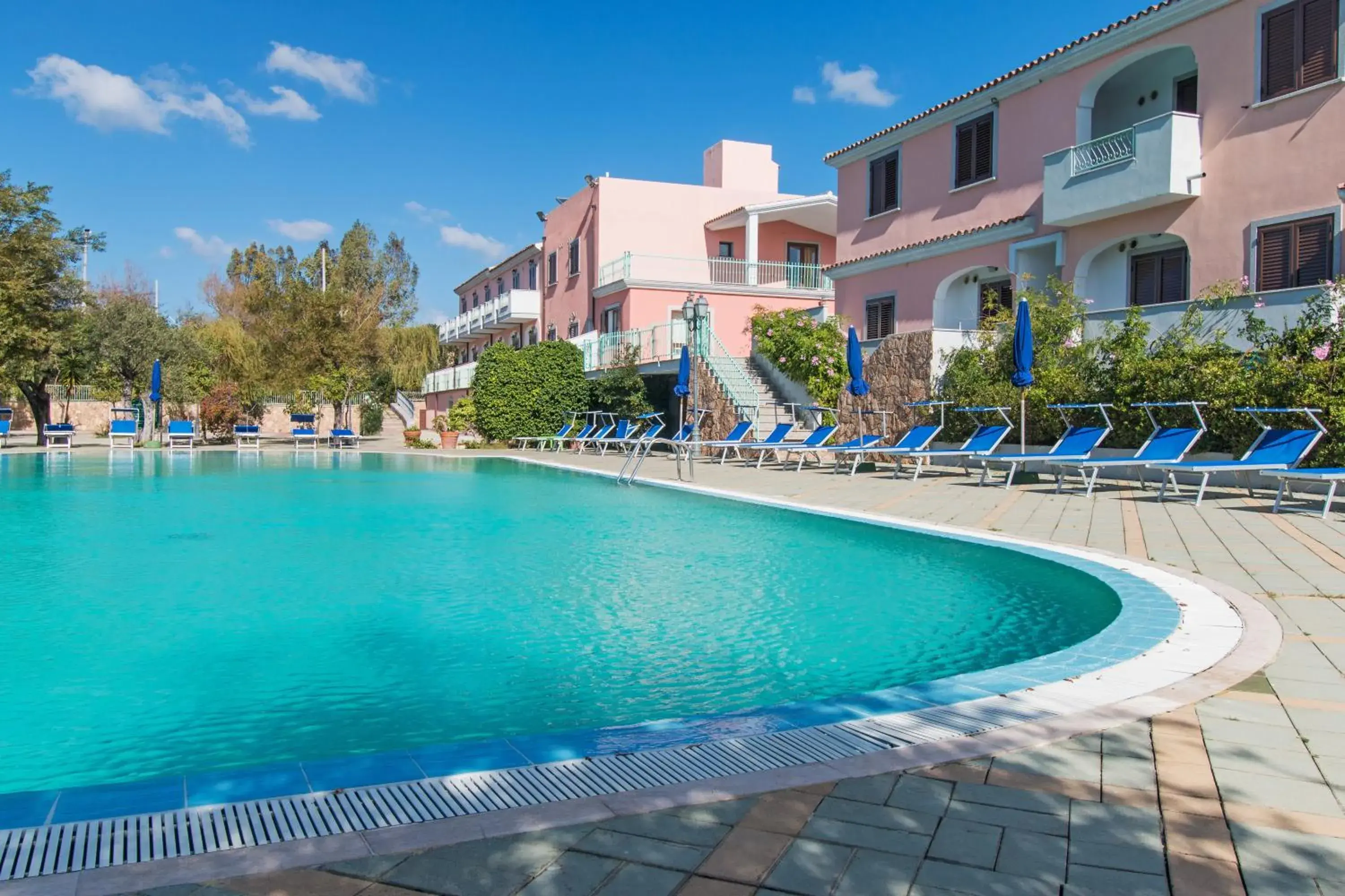 Swimming pool, Property Building in Albergo Residenziale Gli Ontani