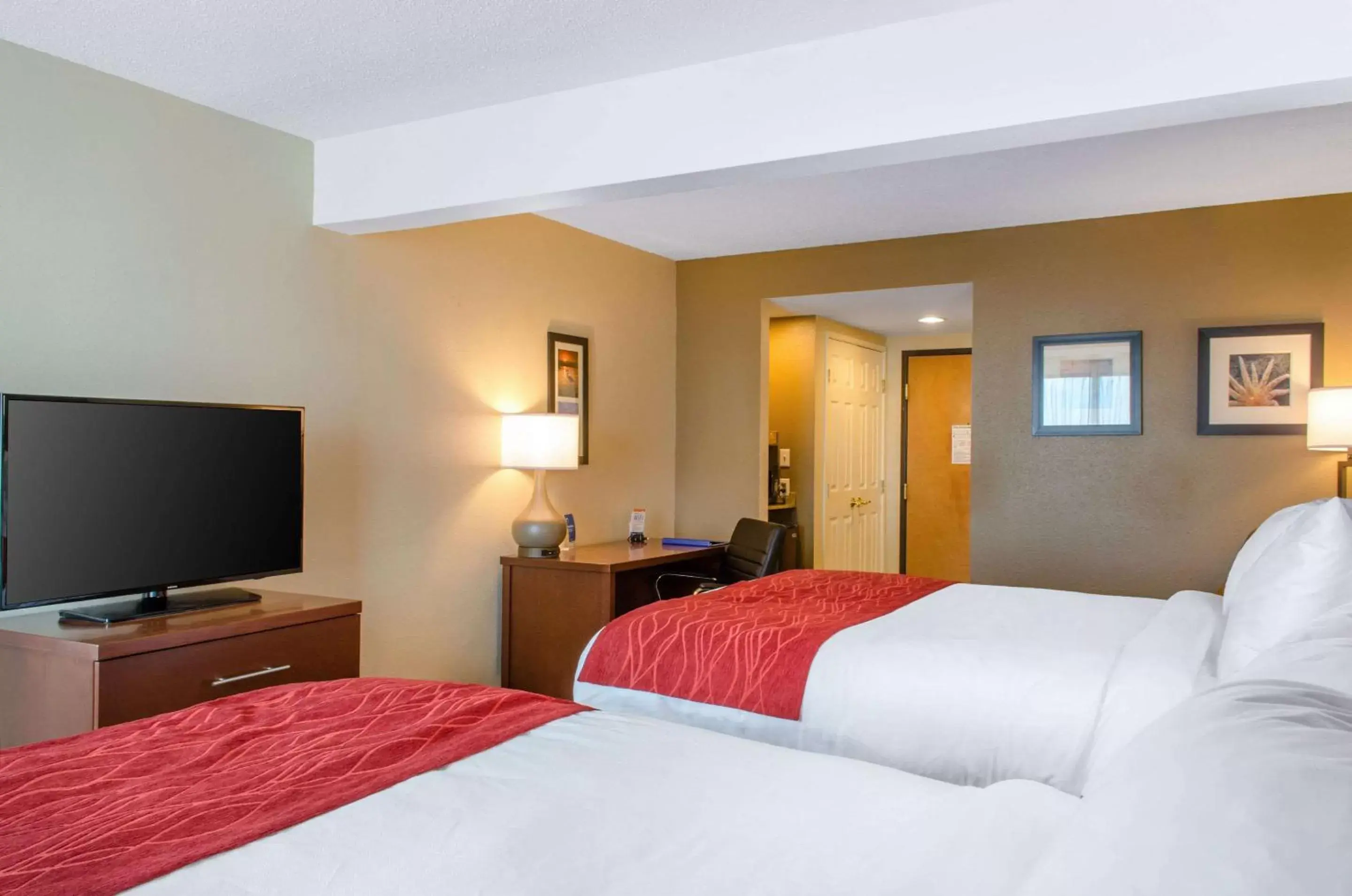 Photo of the whole room, Bed in Comfort Inn & Suites Biloxi D'Iberville