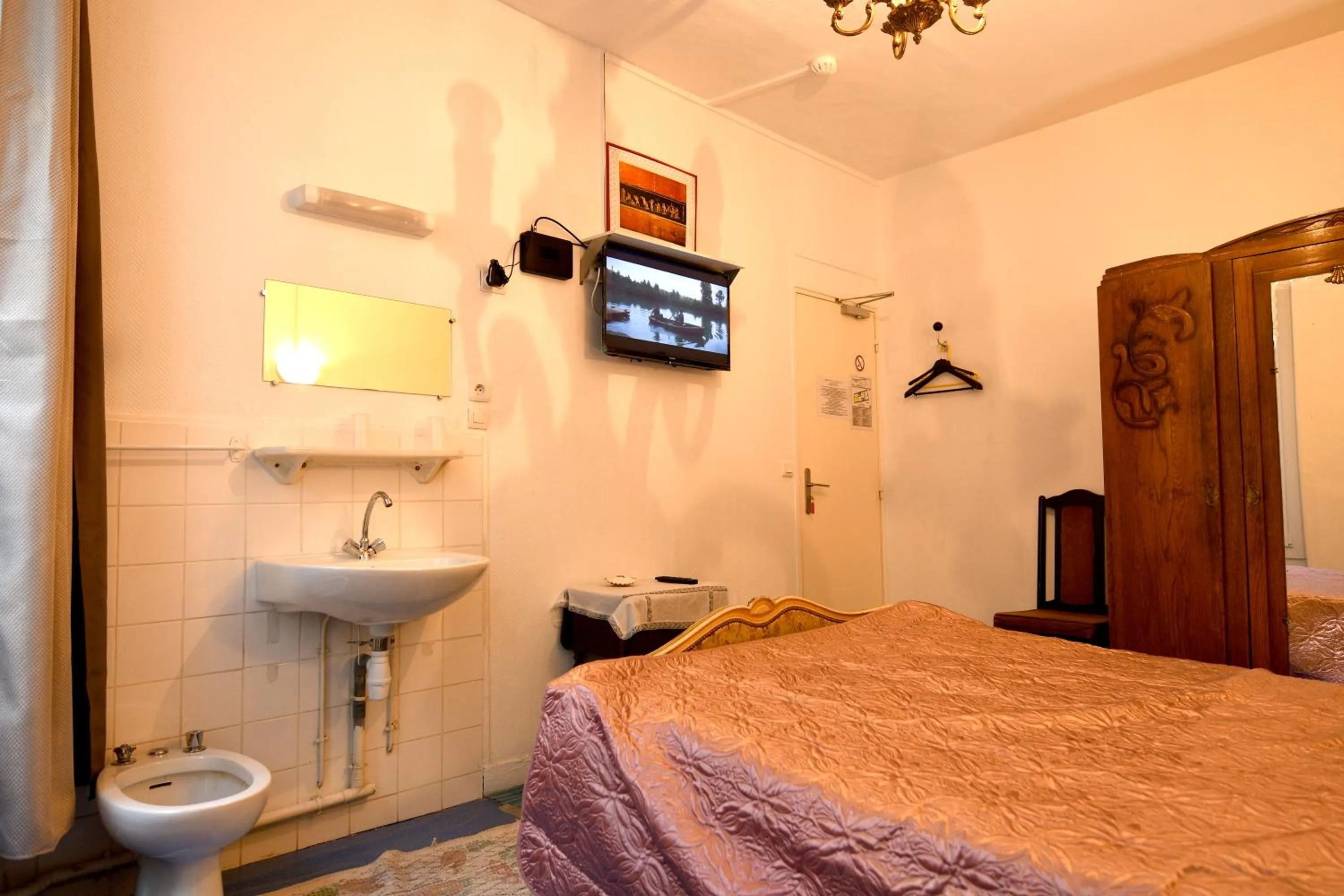 Bed in Hotel d'Orléans Paris Gare de l'Est