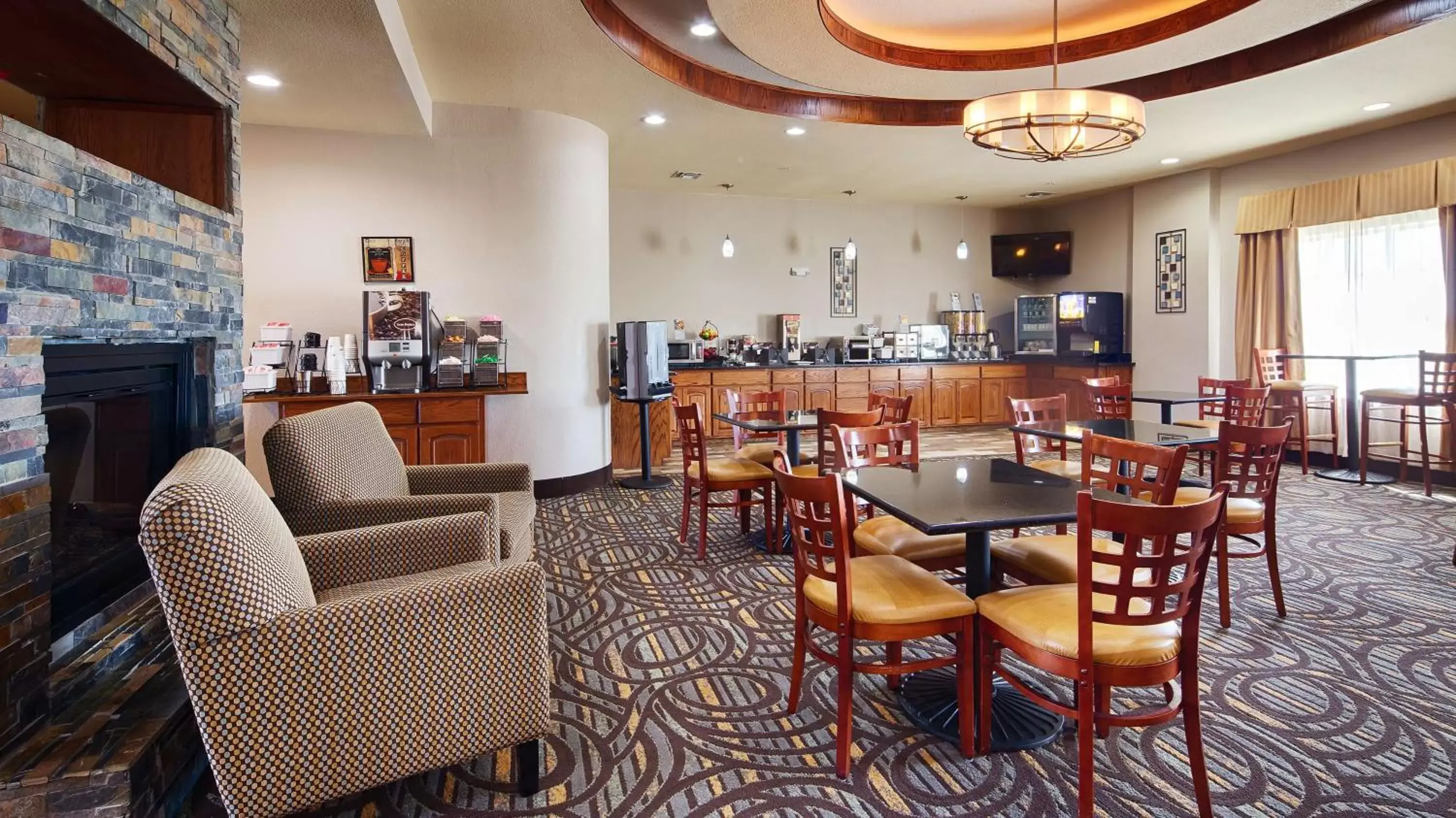 Breakfast, Lounge/Bar in Best Western Plus Fort Worth Forest Hill Inn & Suites