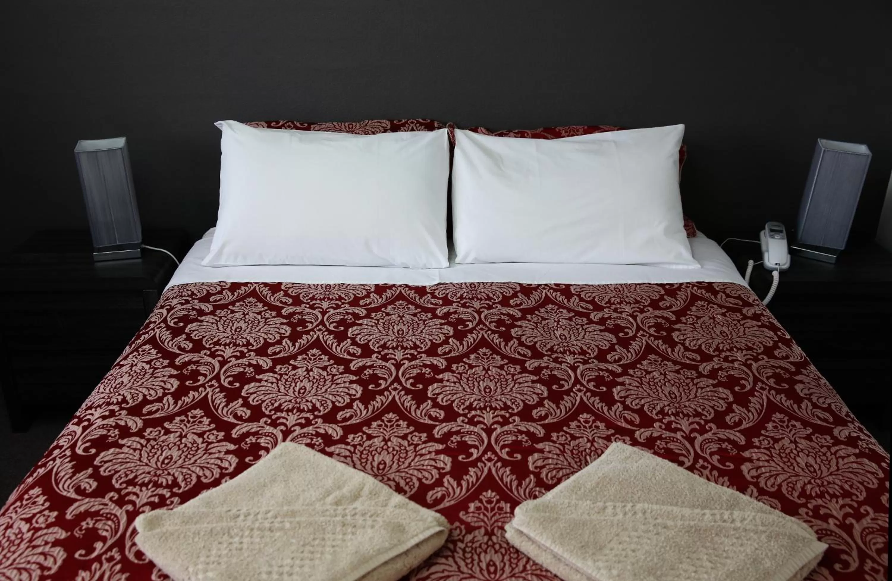 Photo of the whole room, Bed in White Manor Motel