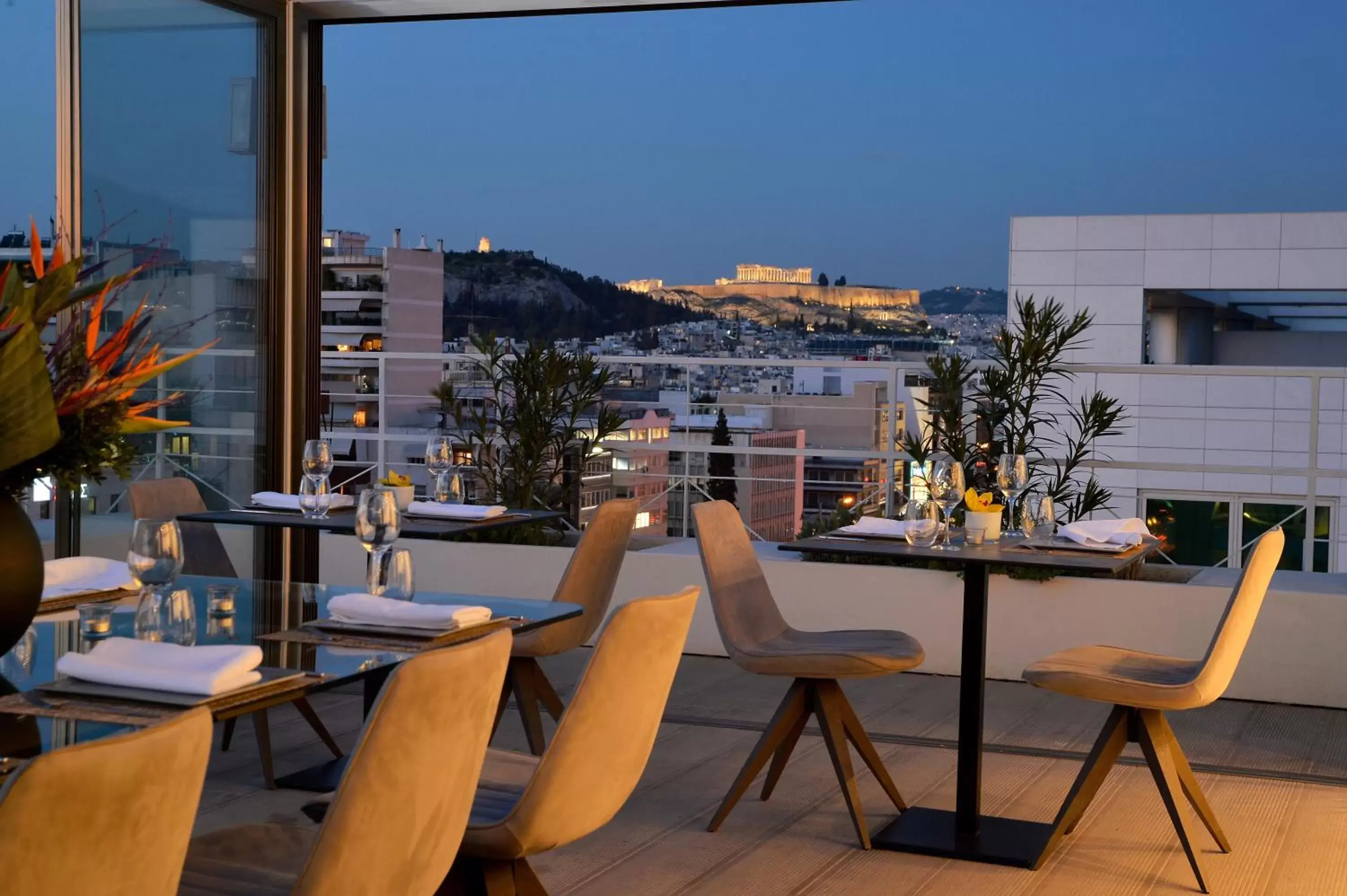Restaurant/places to eat in Athenaeum Smart Hotel