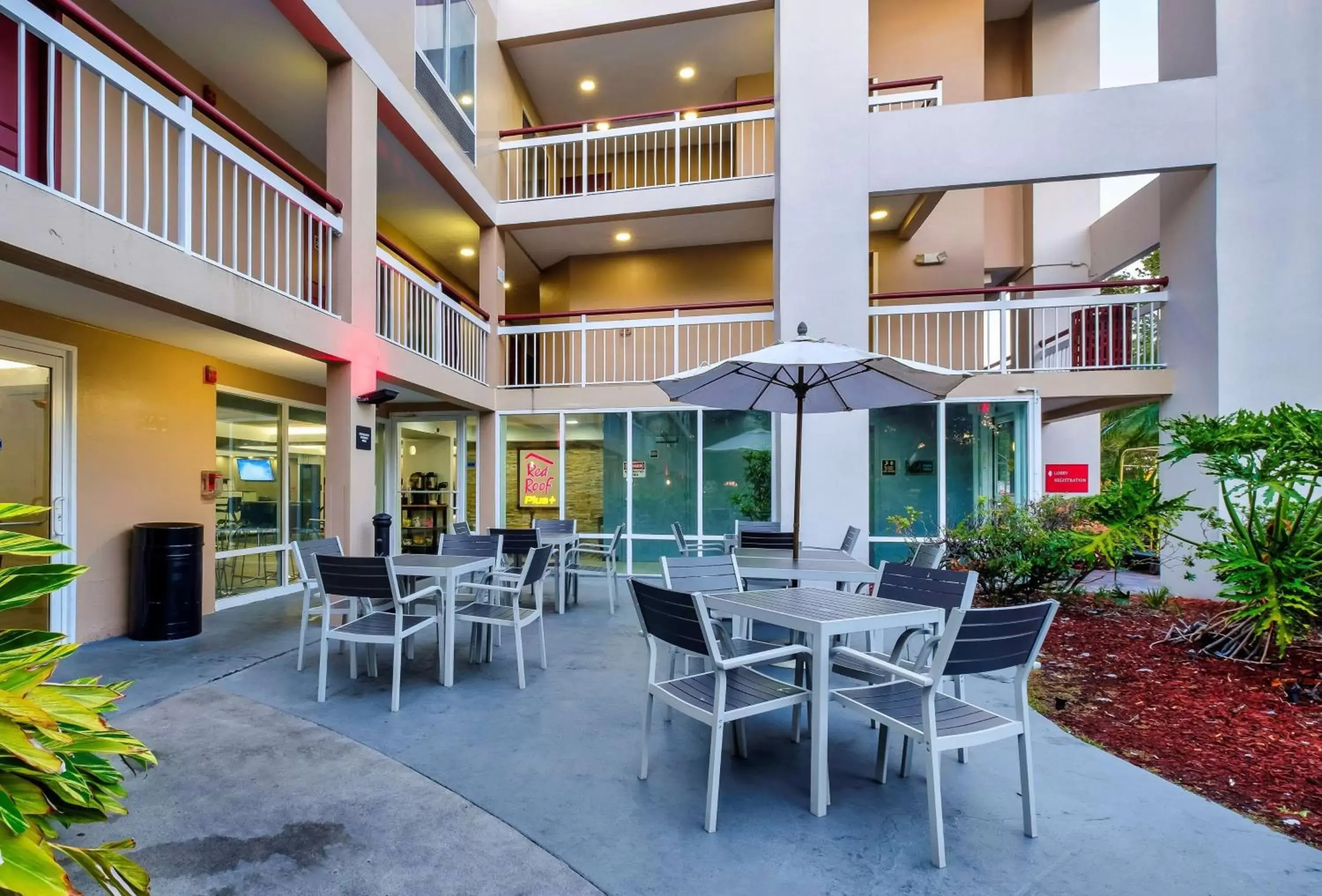 BBQ facilities, Lounge/Bar in Red Roof Inn PLUS Orlando-Convention Center- Int'l Dr