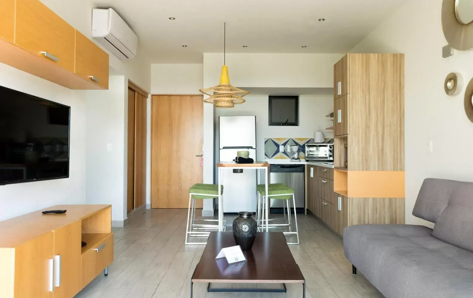Kitchen or kitchenette, Seating Area in Opal Suites Apartments