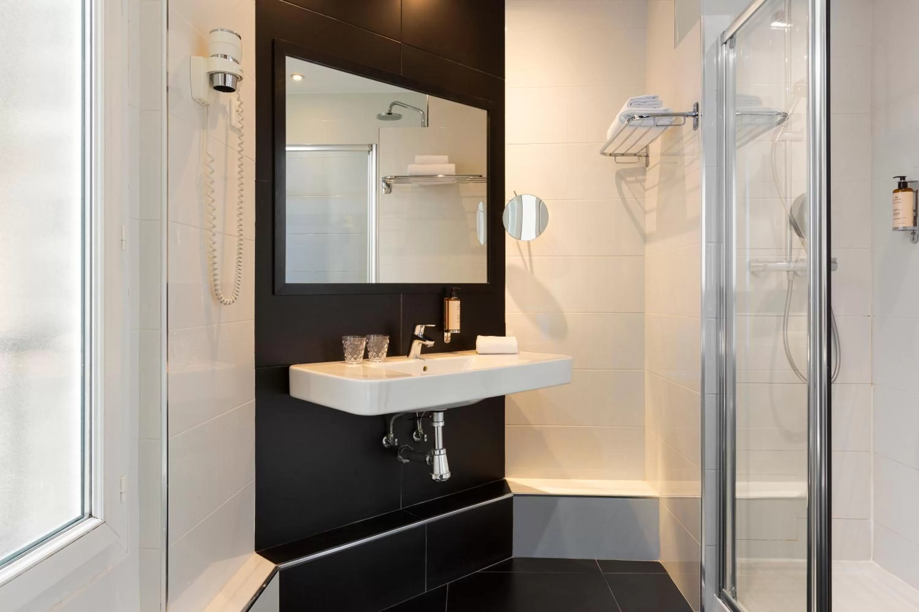 Shower in Mercure Paris Alesia