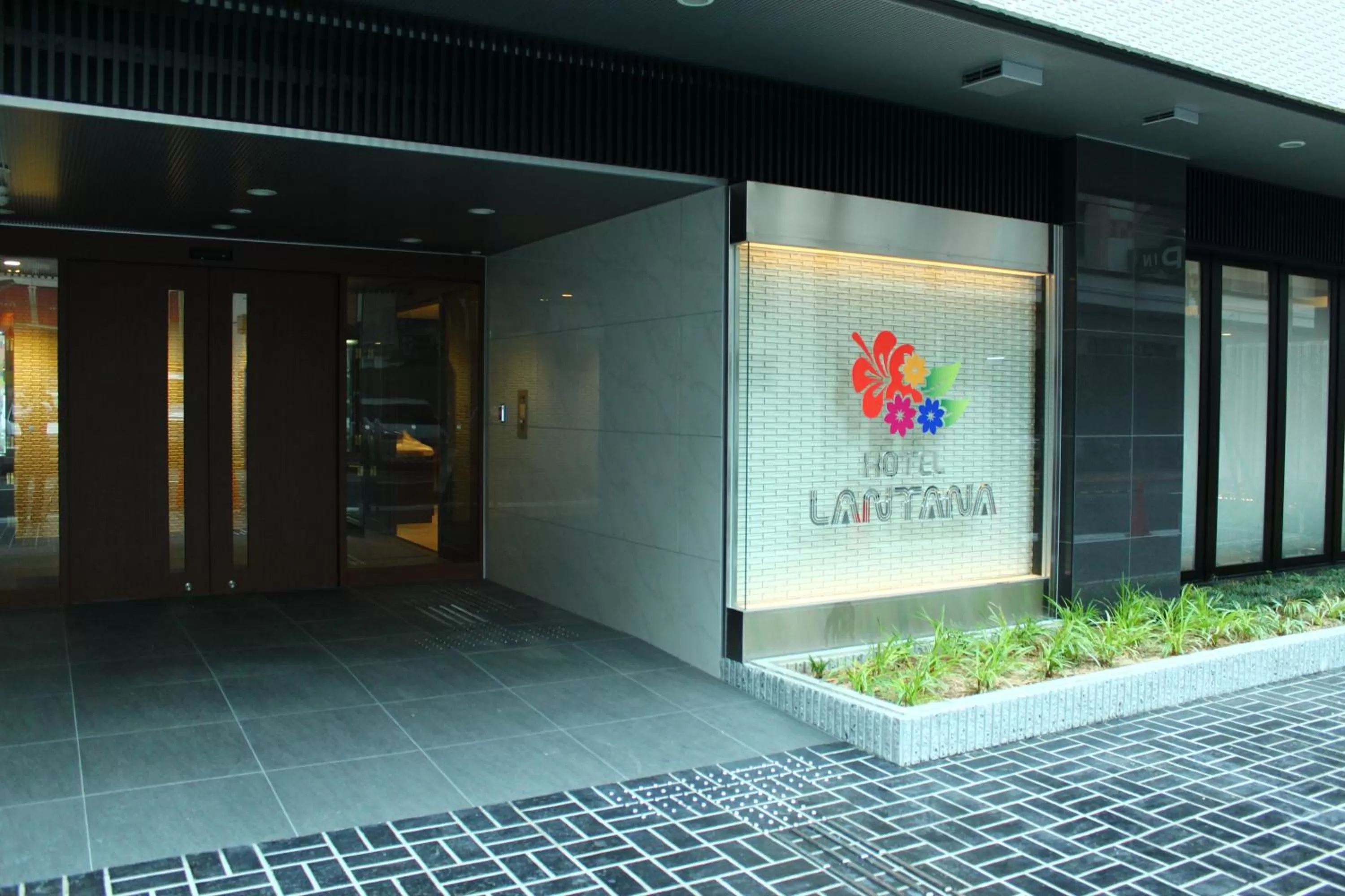 Facade/entrance in Lantana Osaka