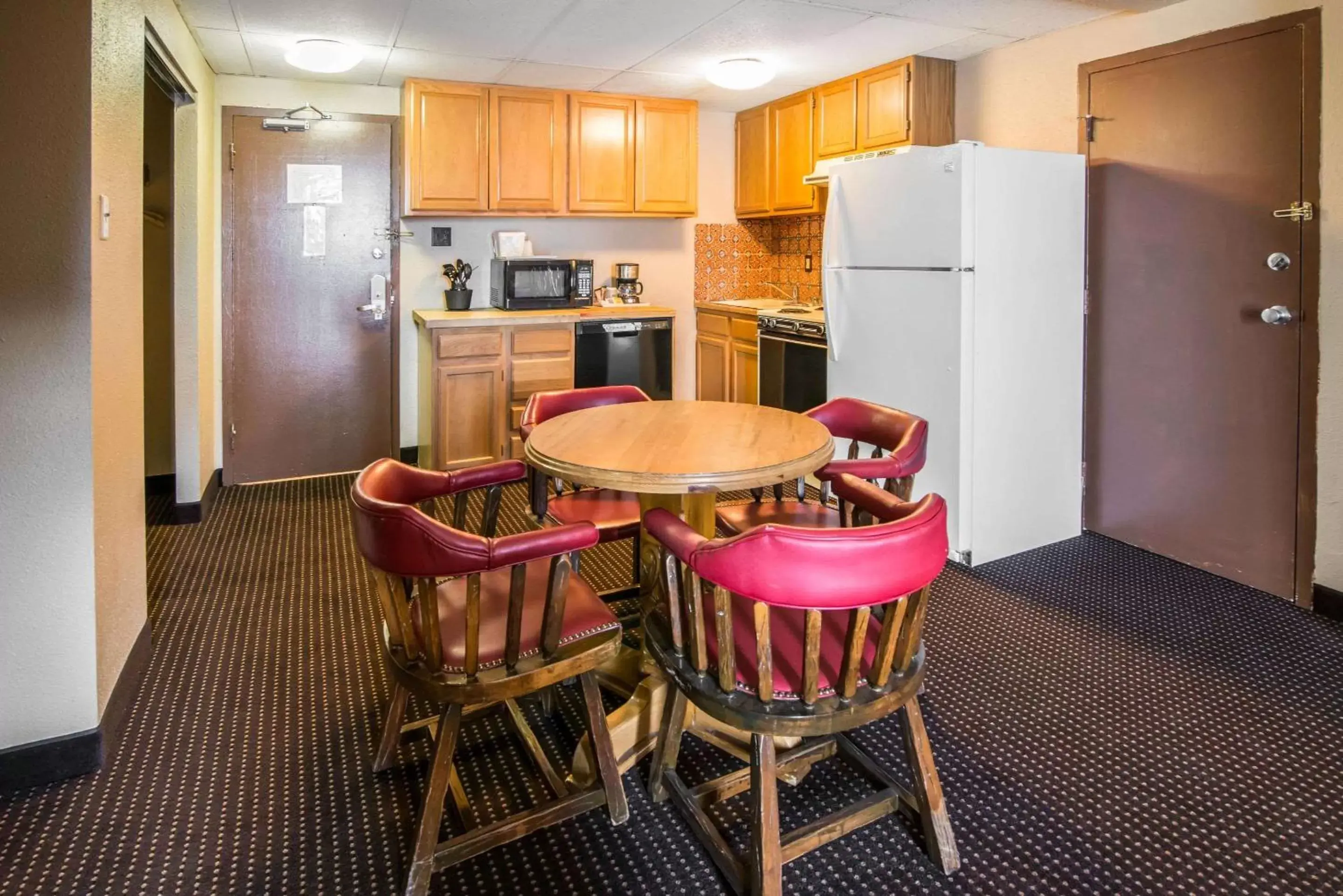 Photo of the whole room, Kitchen/Kitchenette in Quality Inn