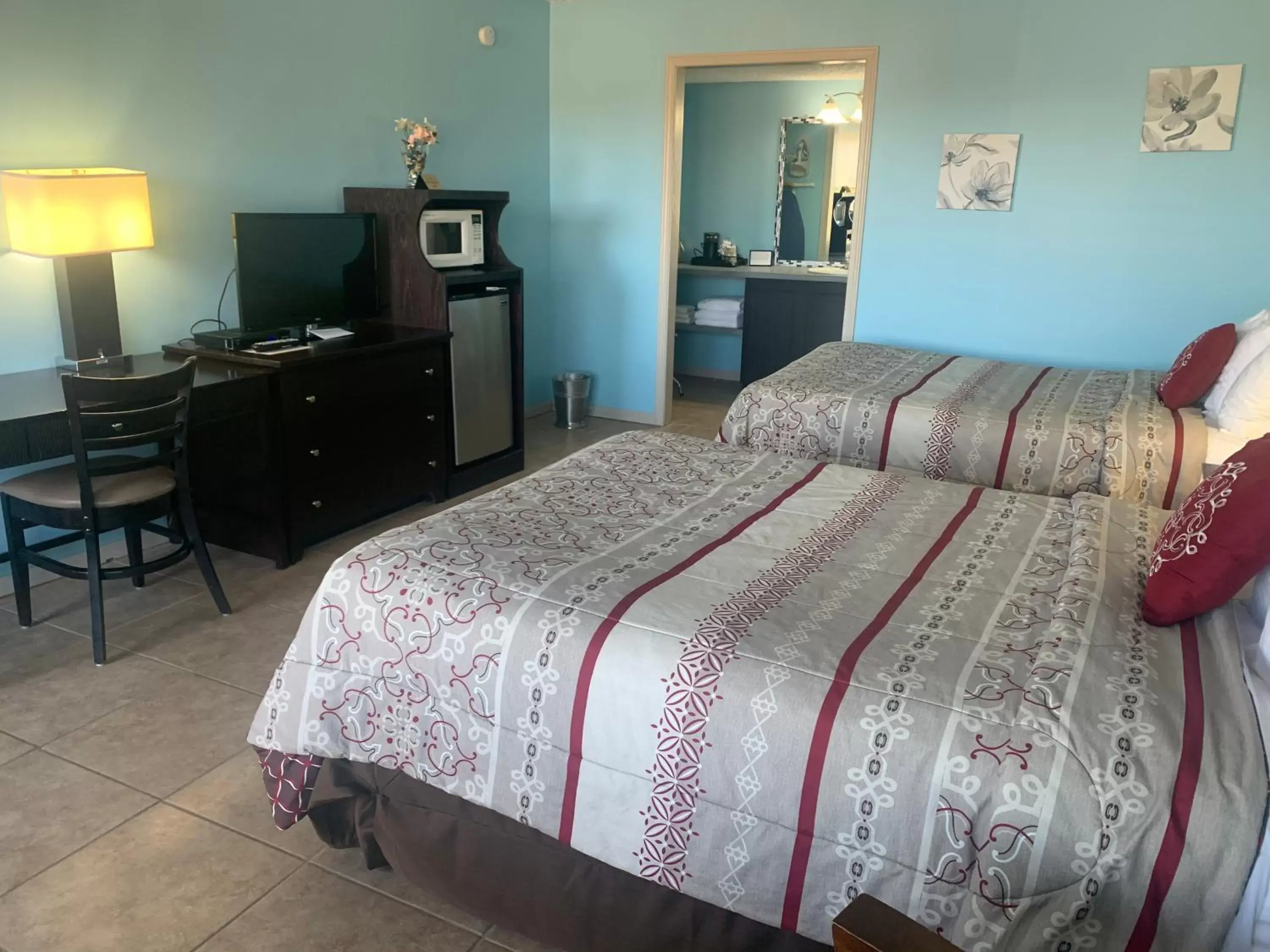Photo of the whole room, Bed in Geneva Wells Motel