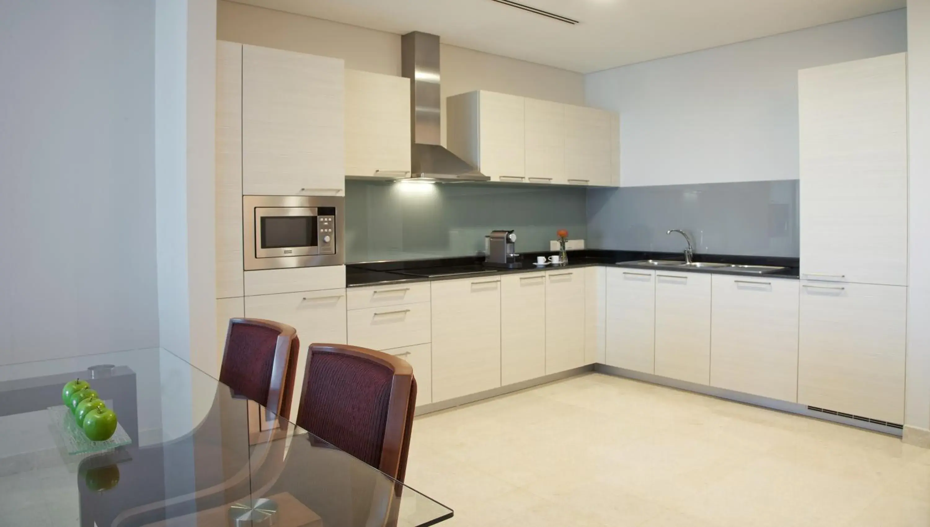 Kitchen or kitchenette, Kitchen/Kitchenette in Millennium Executive Apartments Muscat