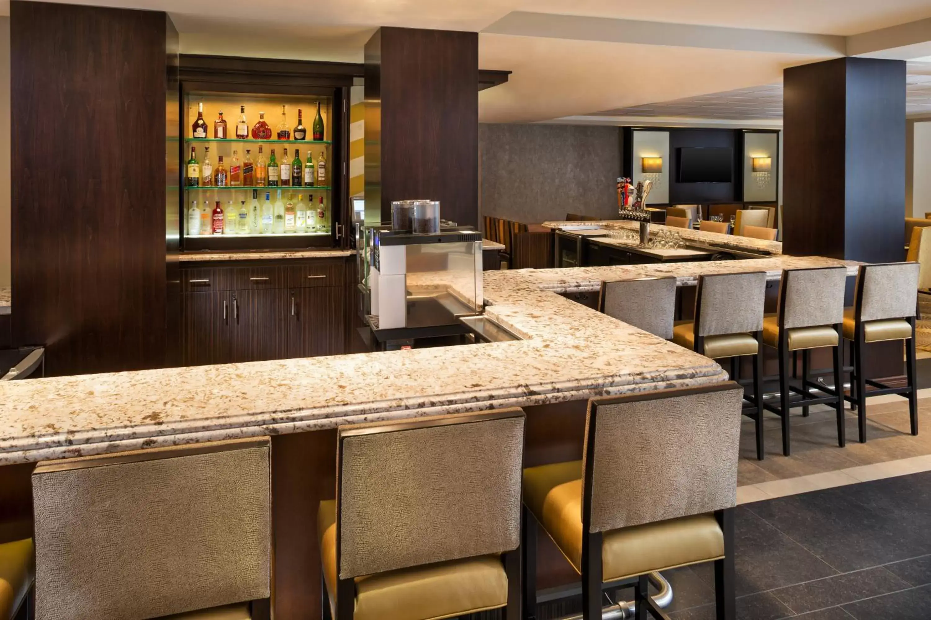 Restaurant/places to eat, Lounge/Bar in Sheraton Hartford South