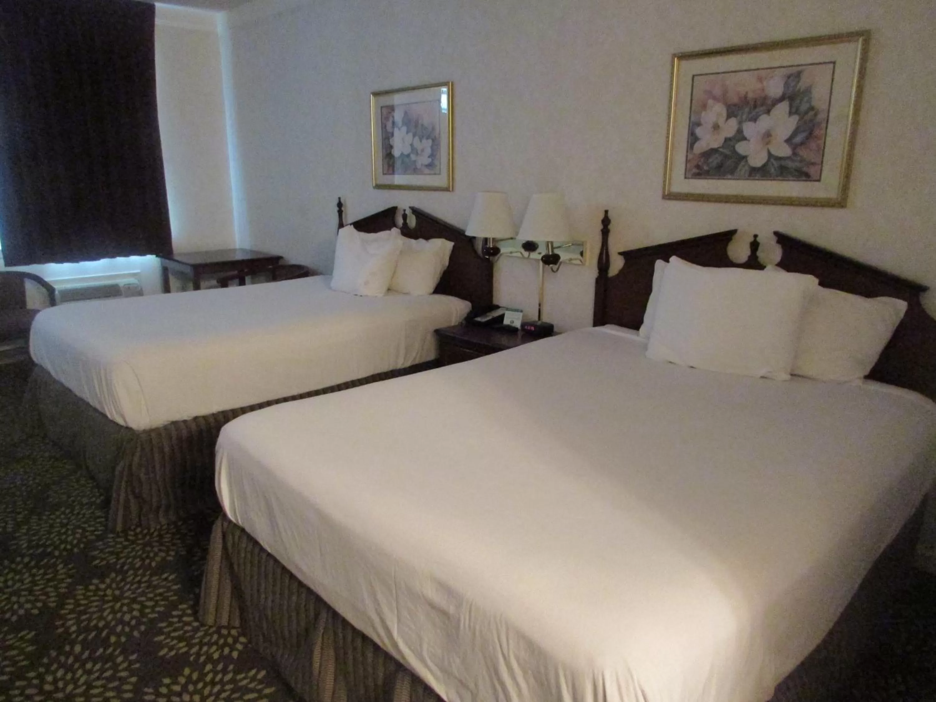 Photo of the whole room, Bed in Plantation Oaks