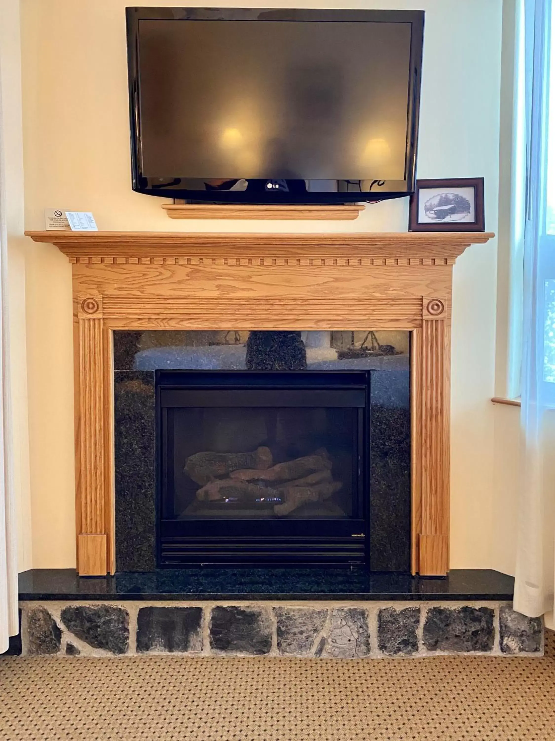 Seating area, TV/Entertainment Center in Best Western Plus Waterbury - Stowe