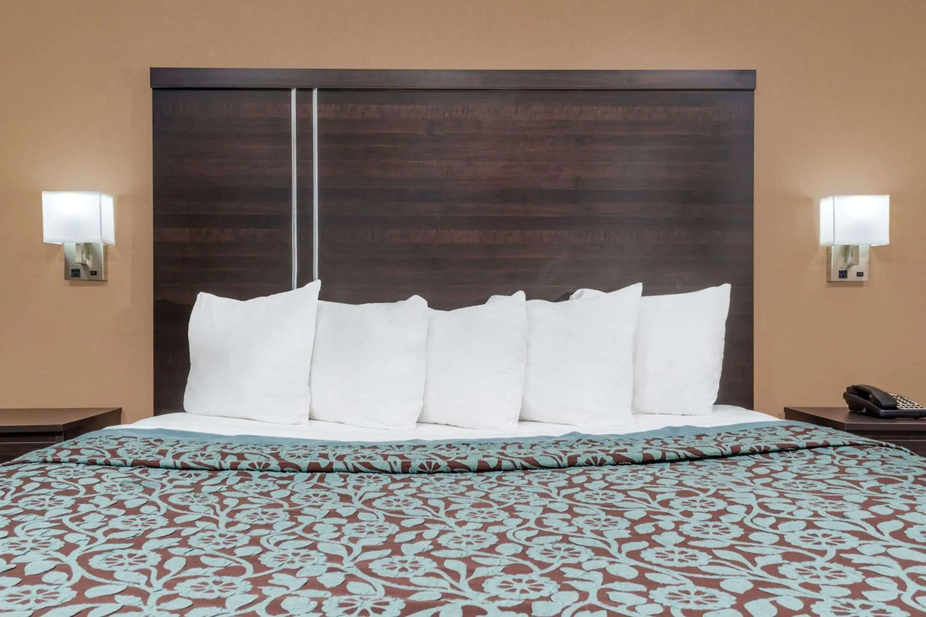 Photo of the whole room, Bed in Days Inn by Wyndham Maumee/Toledo Photo of the whole room, Bed in Days Inn by Wyndham Maumee/Toledo