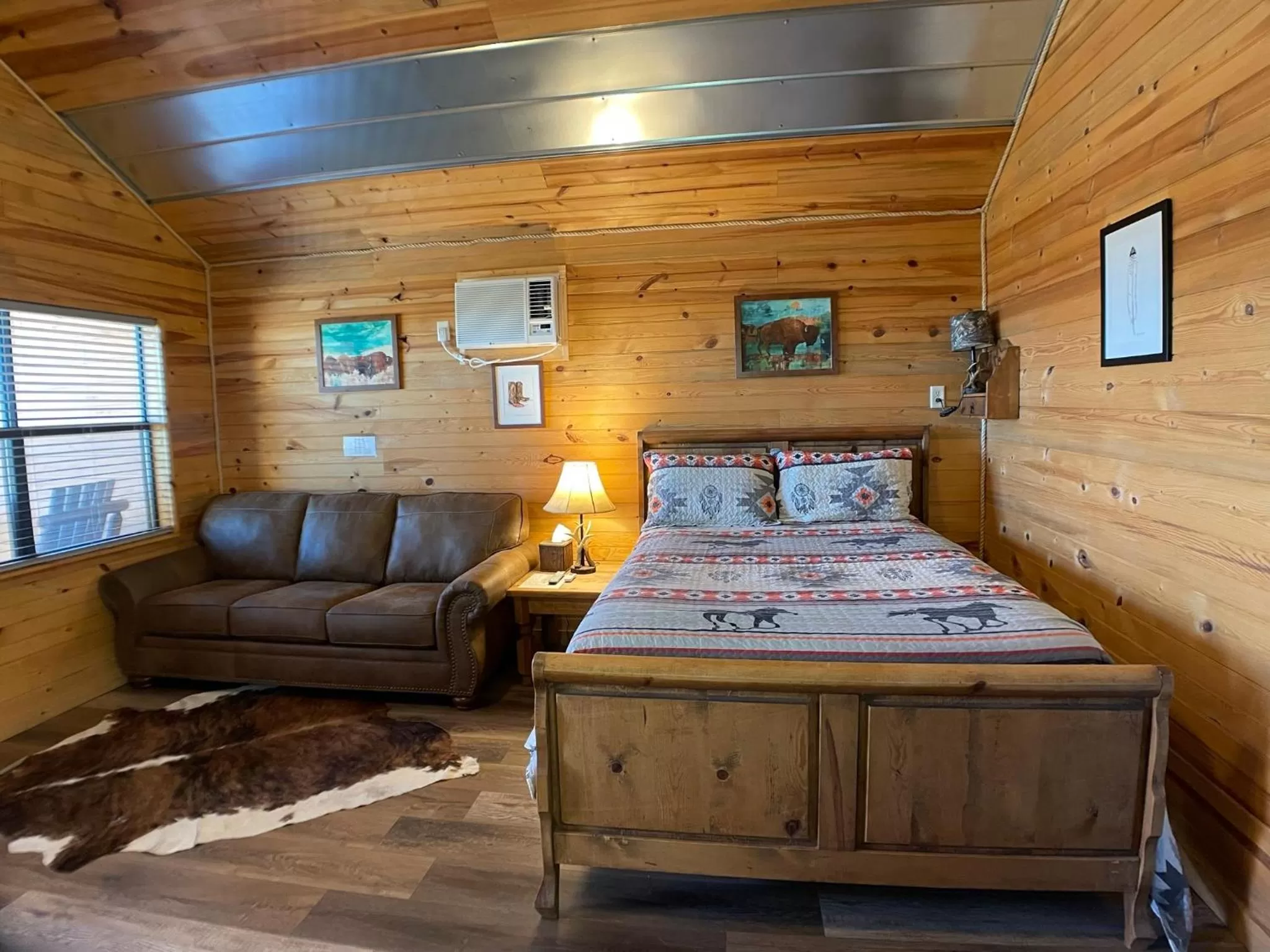 Living room, Bed in Walnut Canyon Cabins