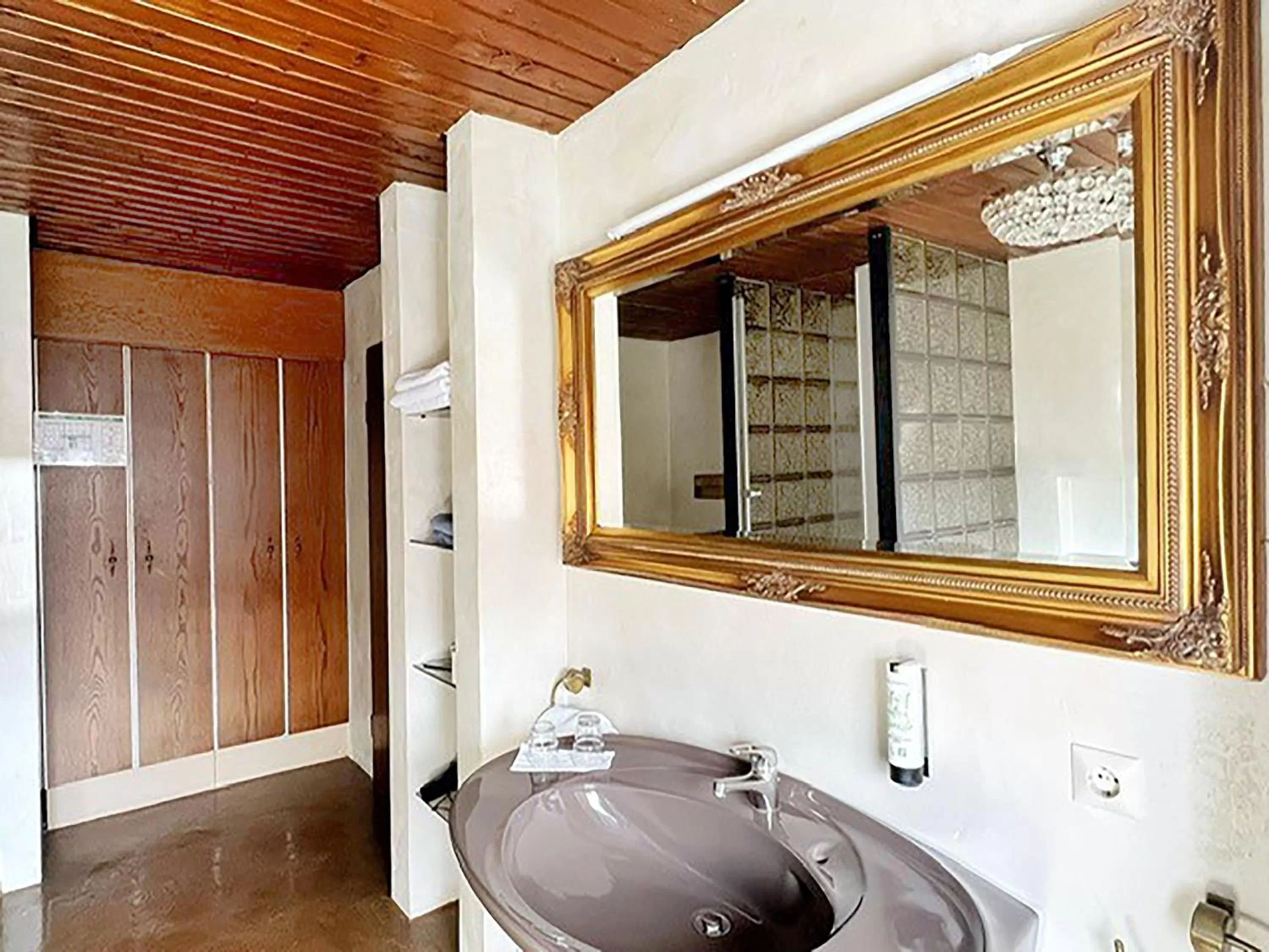 Bathroom in Hotel Hellers Twenty Four I -24h-Check-In-