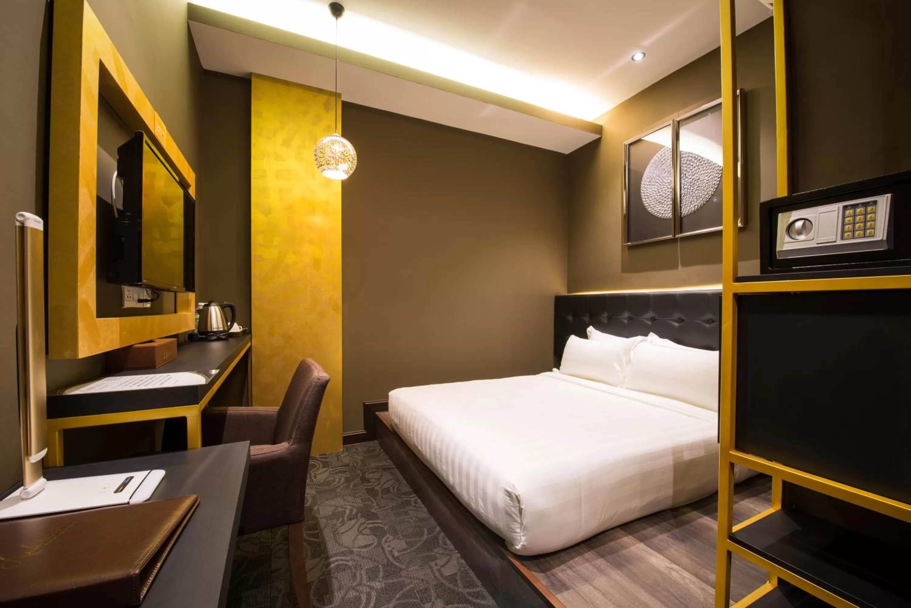 Photo of the whole room, Bed in Asiatic Hotel