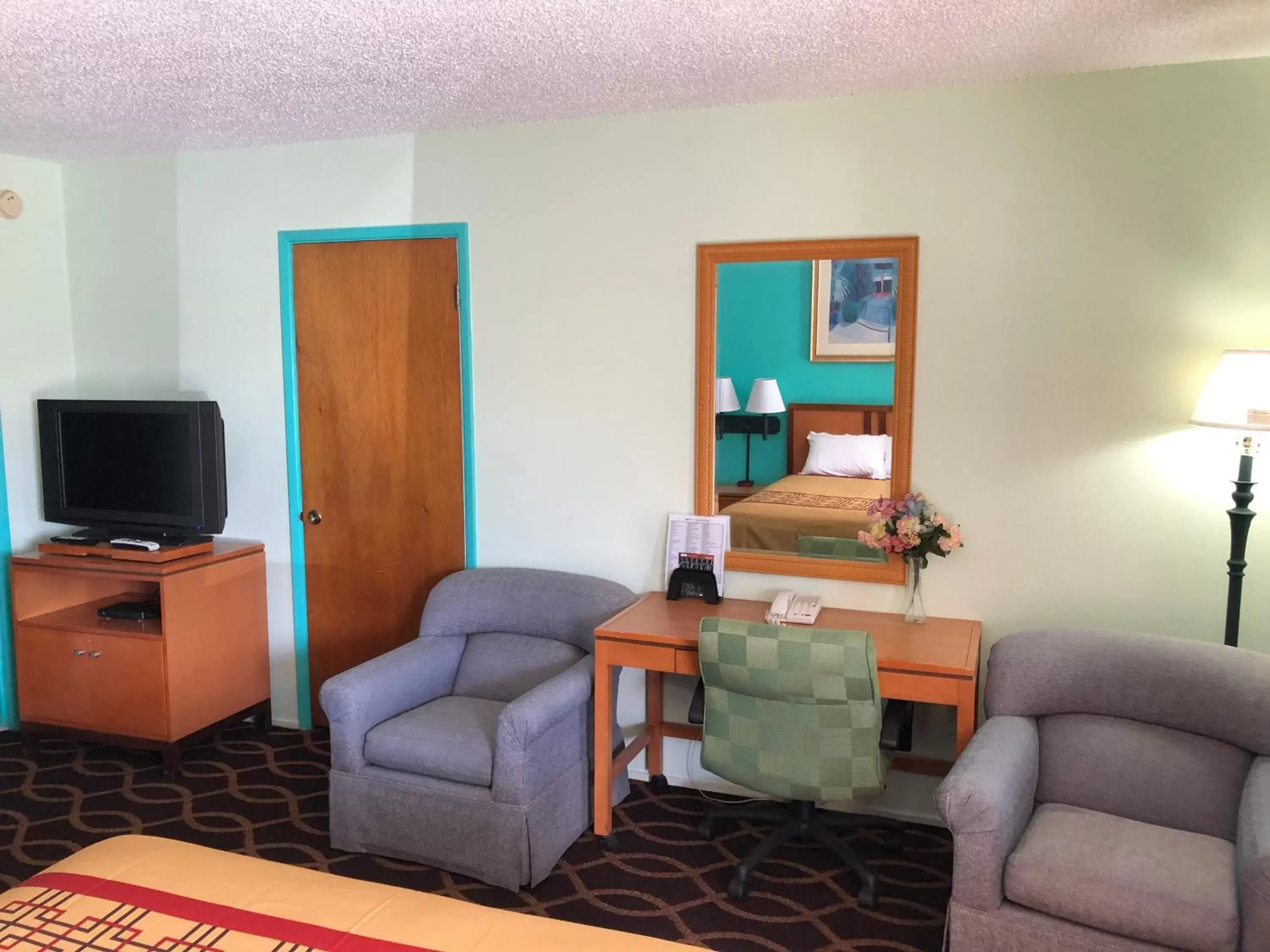 Seating Area in Klamath Motor Lodge