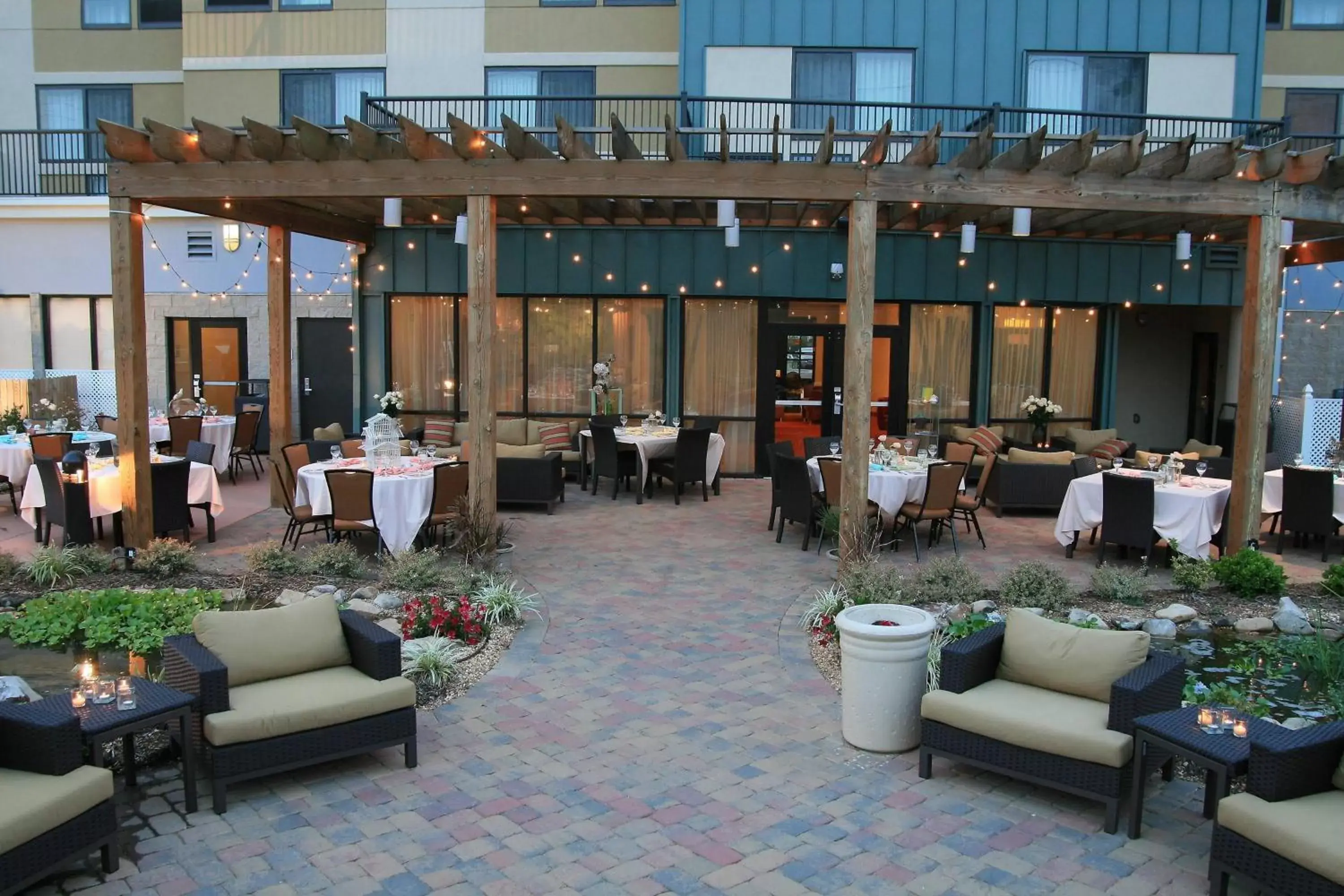 Meeting/conference room, Restaurant/Places to Eat in Courtyard Statesville Mooresville/Lake Norman