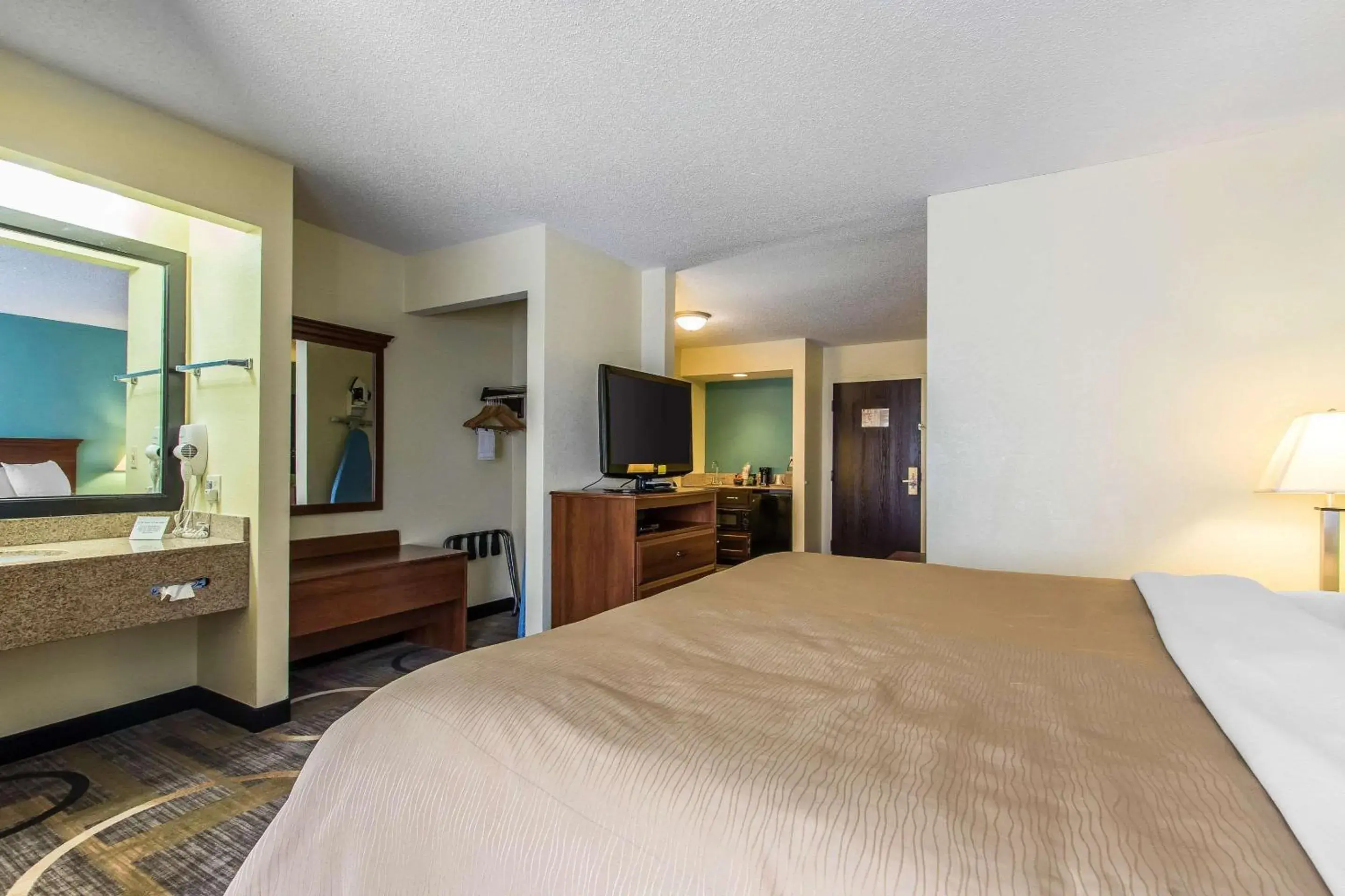 Photo of the whole room, Bed in Quality Inn & Suites Memphis East