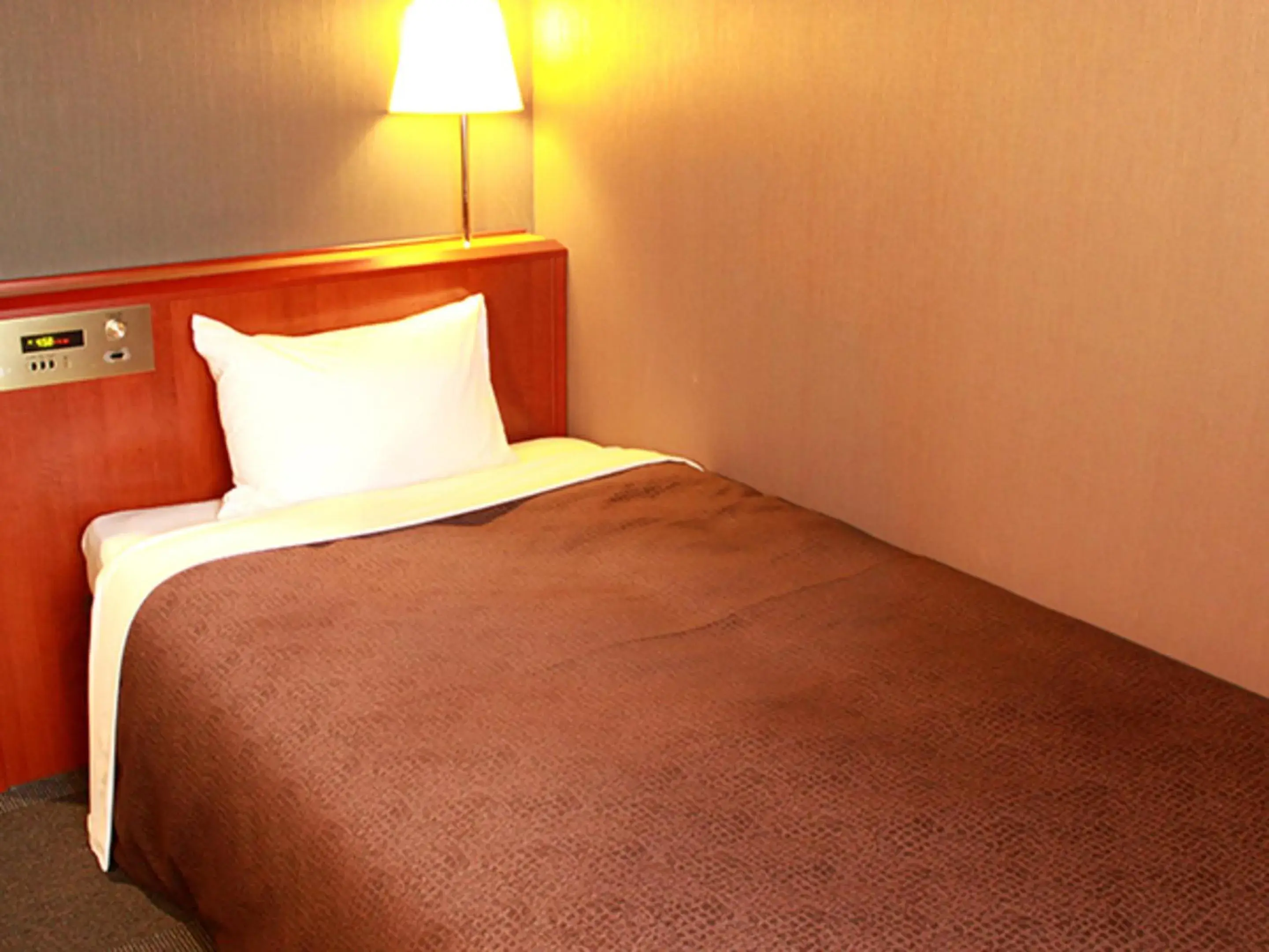 Bed in HOTEL LiVEMAX BUDGET Yokohama Tsurumi