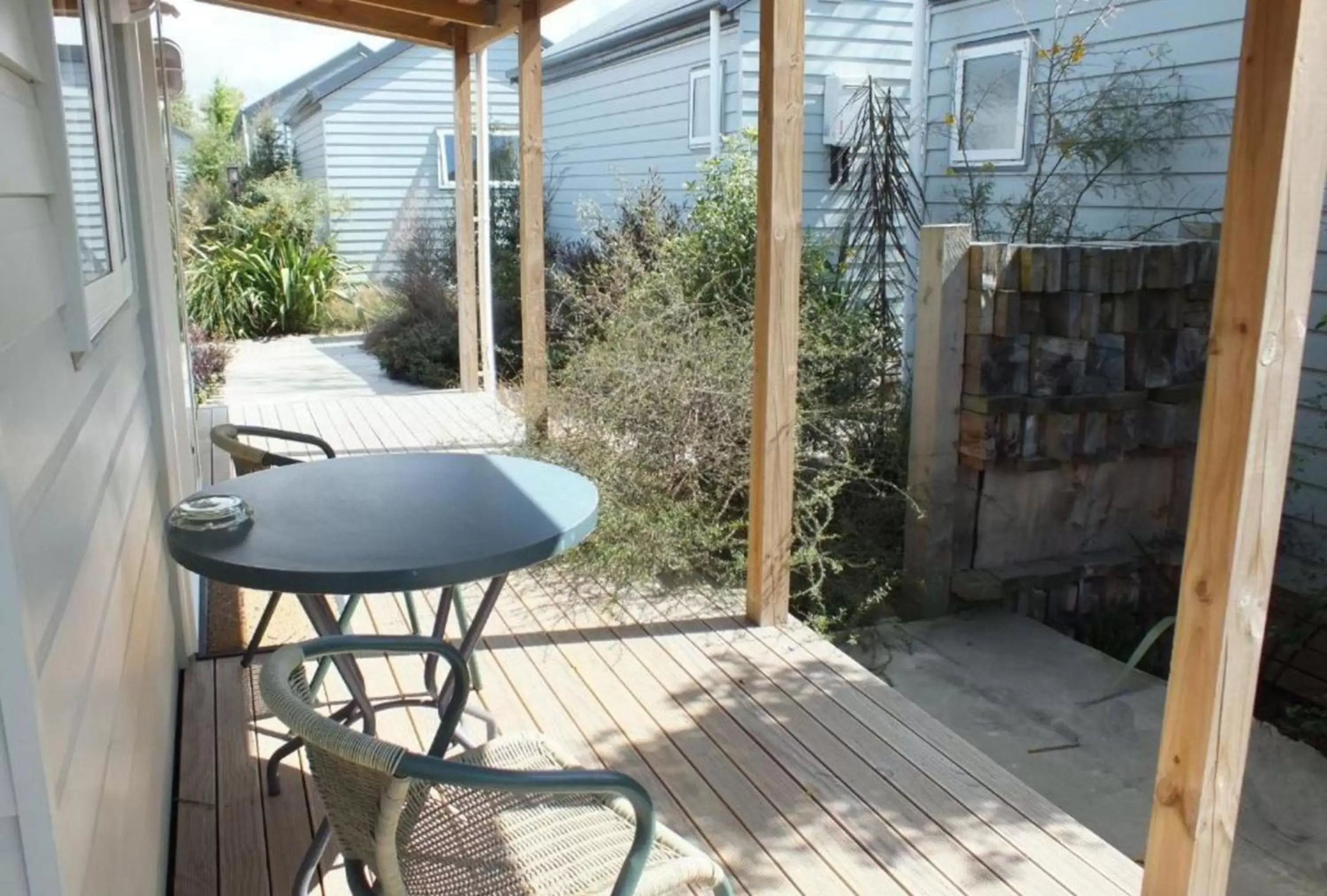 Patio, Balcony/Terrace in Cranford Cottages and Motel