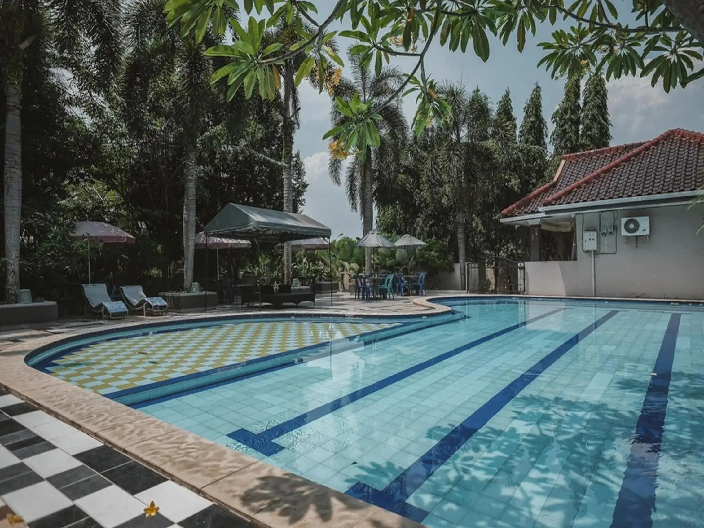 Swimming Pool in RedDoorz @ Jamin Ginting Medan