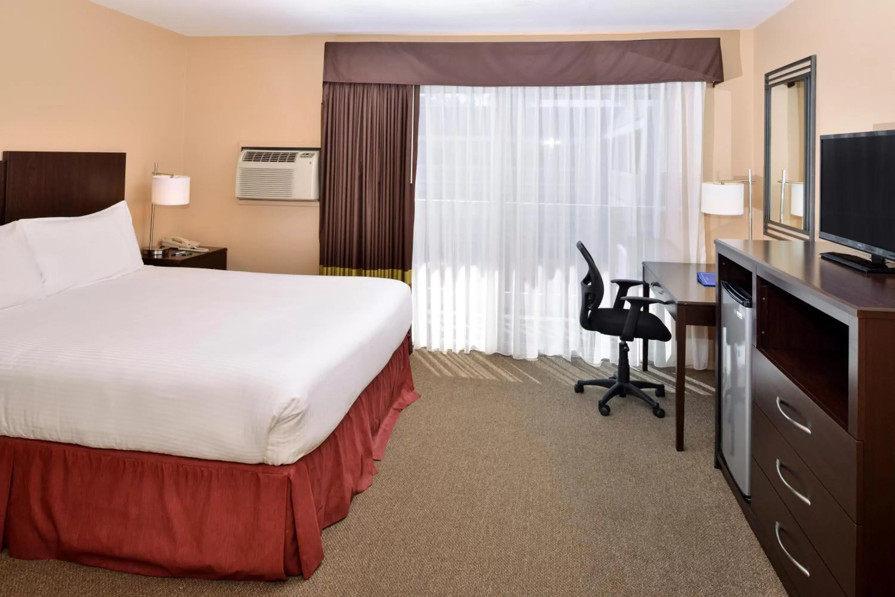 Photo of the whole room, Bed in Dana Point Marina Inn