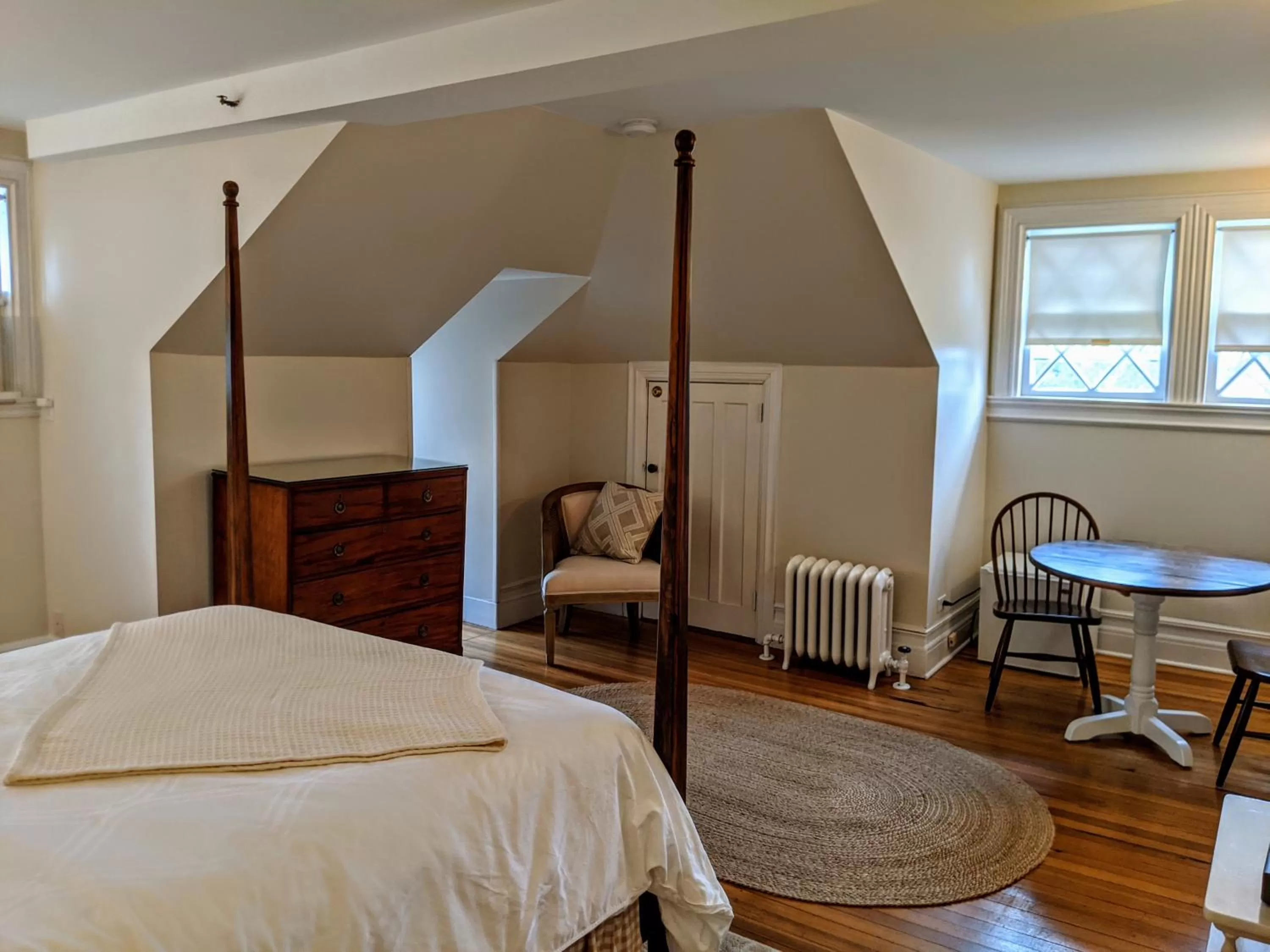 Seating area, Bed in Stanton House Inn