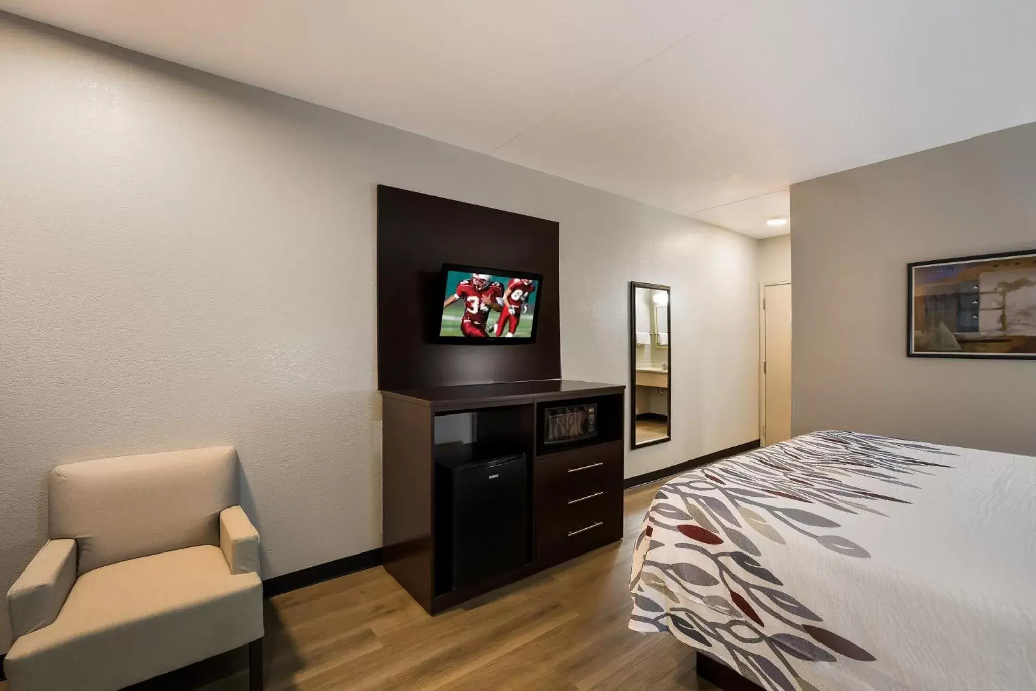 Bedroom, TV/Entertainment Center in Red Roof Inn Tucson North - Marana