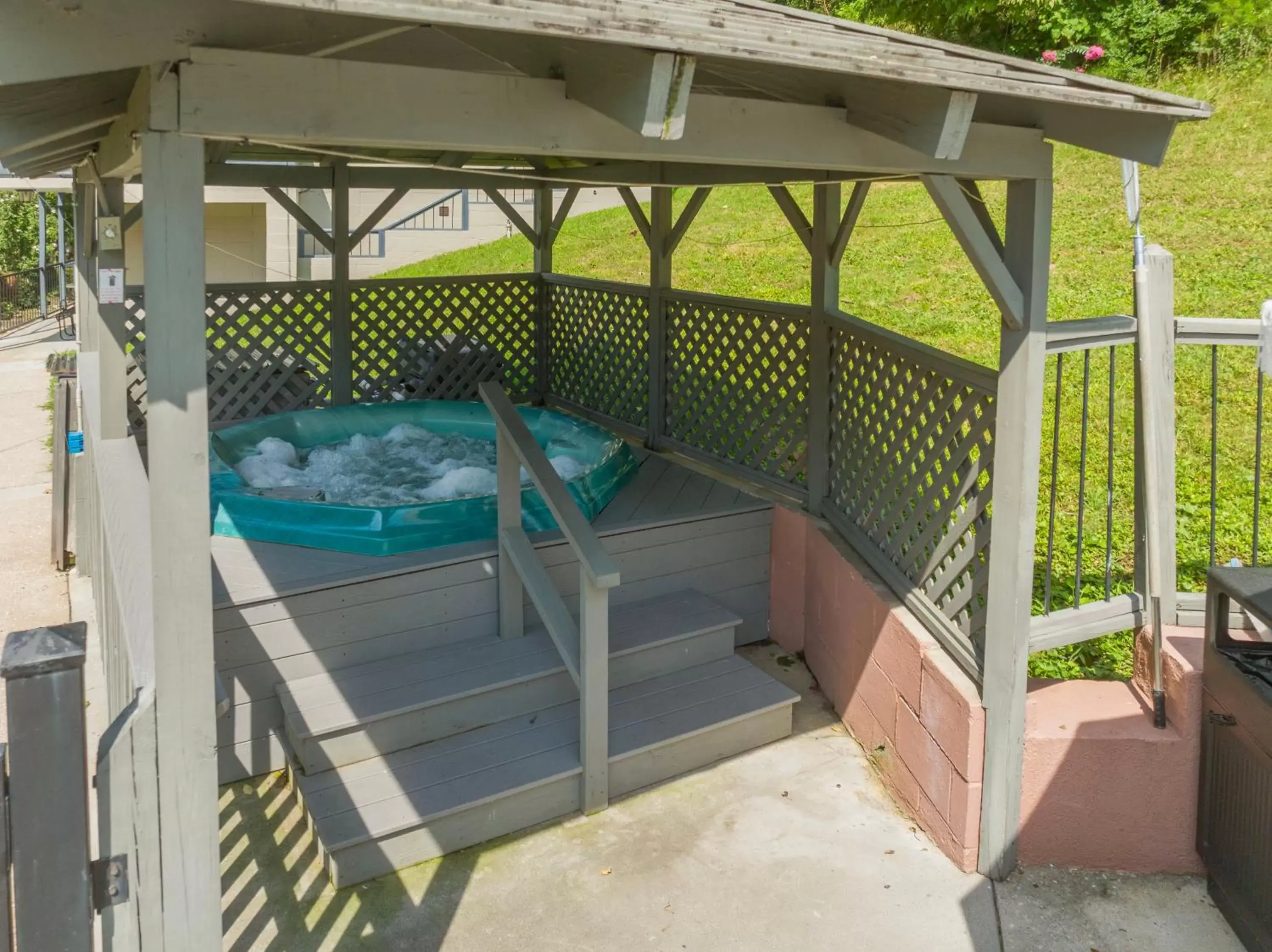 Hot Tub in Carr's Northside Hotel and Cottages