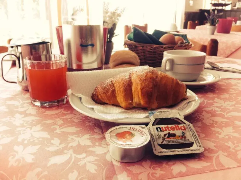 Lounge or bar, Breakfast in Hotel Primavera