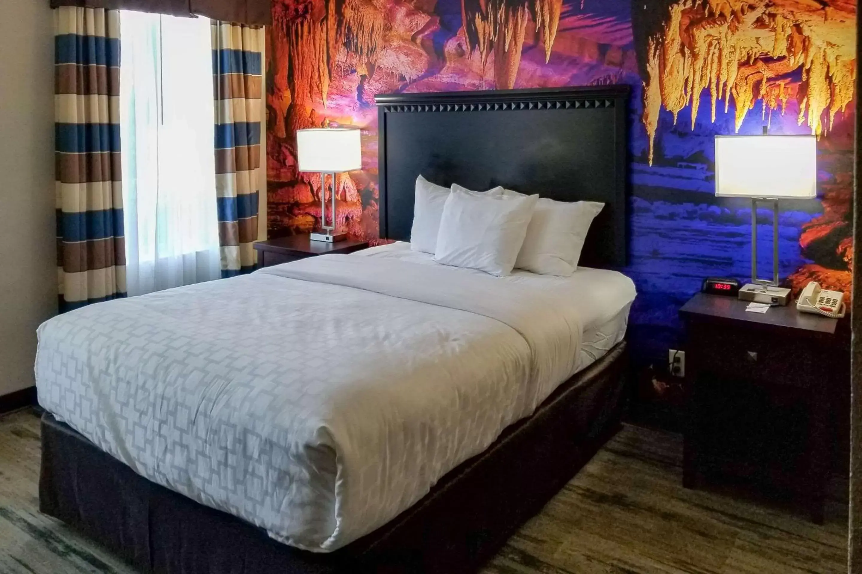 Photo of the whole room, Bed in Clarion Pointe by Choice Hotels Corydon