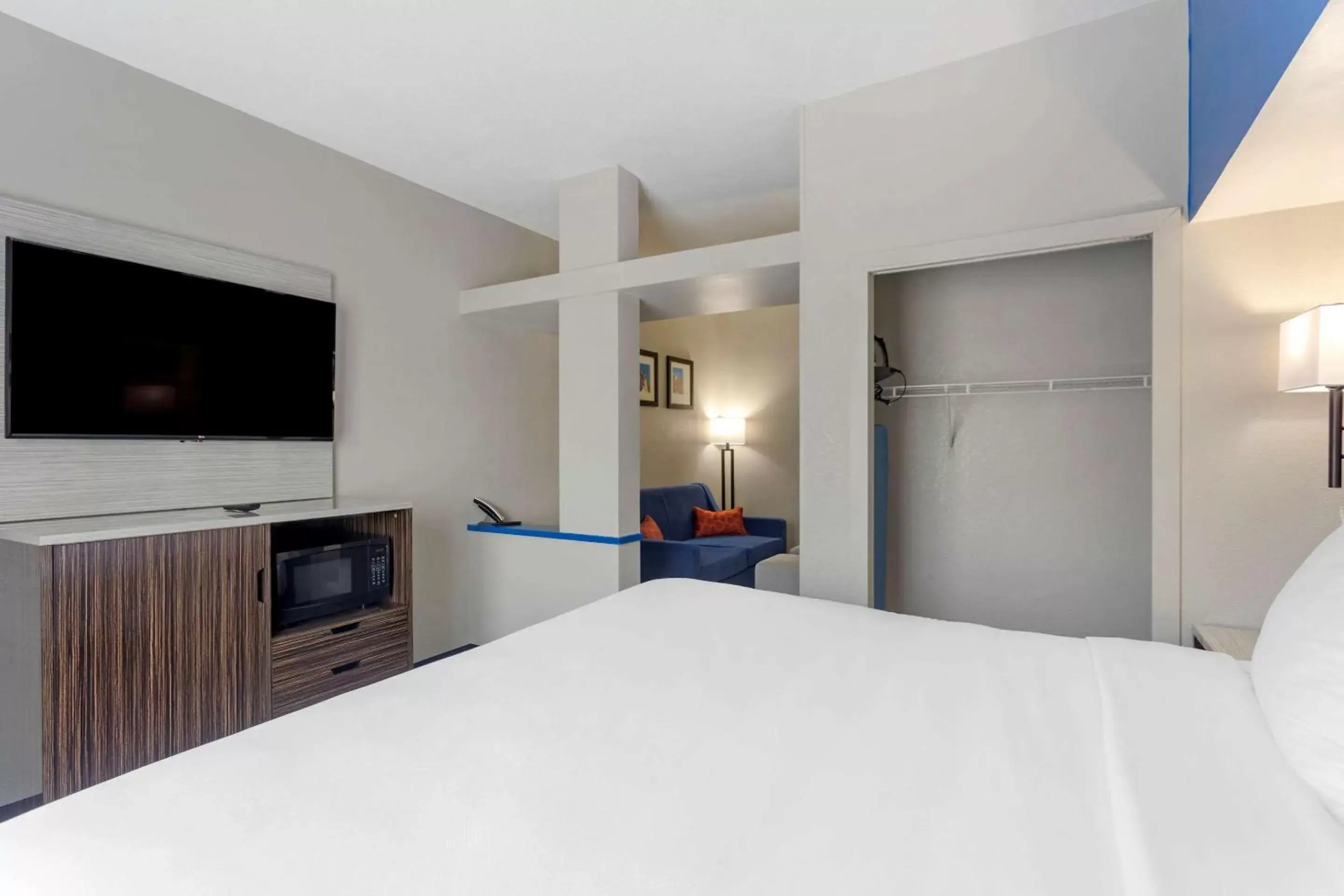 Photo of the whole room, Bed in Comfort Inn & Suites Memphis East Photo of the whole room, Bed in Comfort Inn & Suites Memphis East