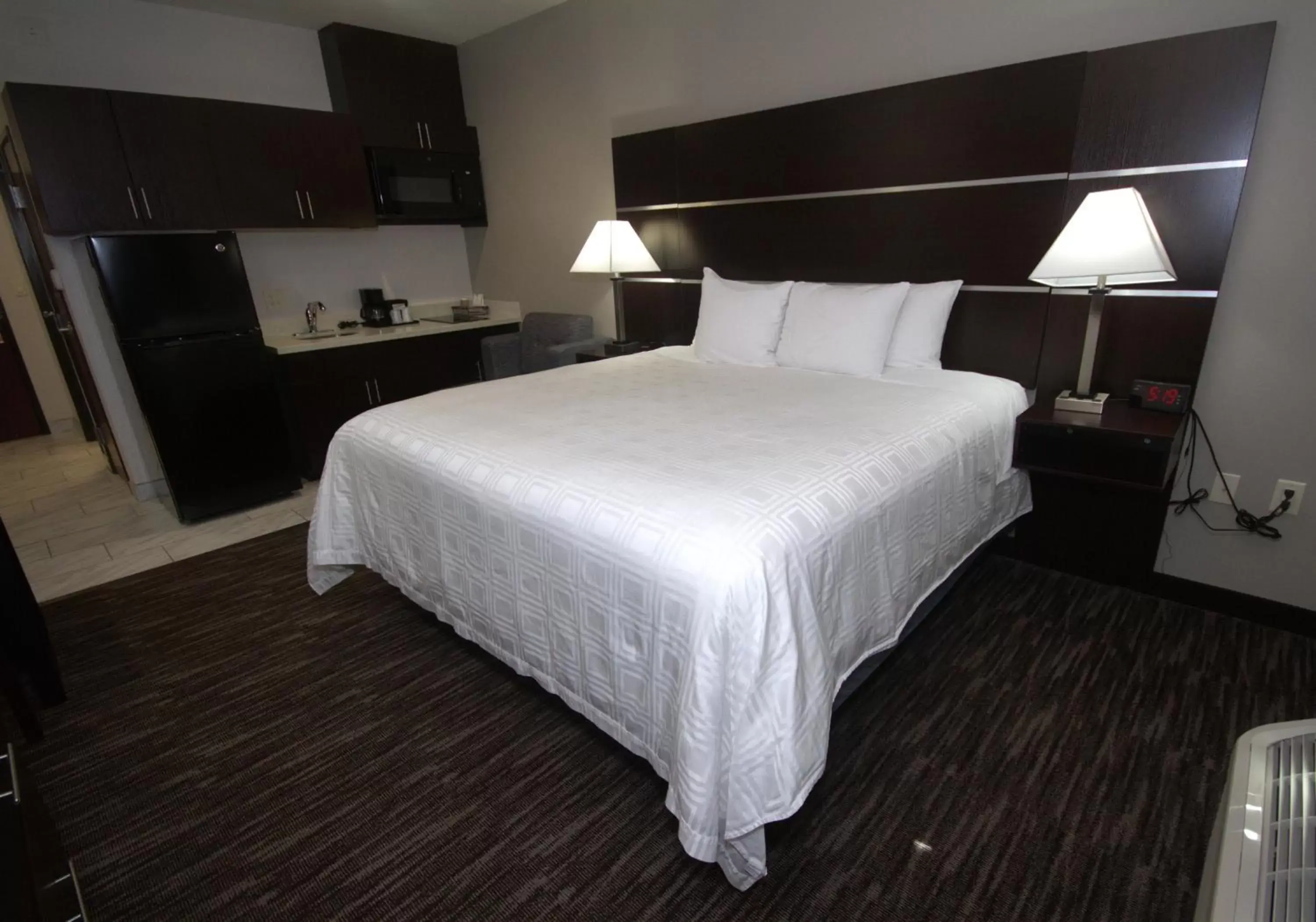 Bedroom, Bed in Atrium Hotel and Suites DFW Airport