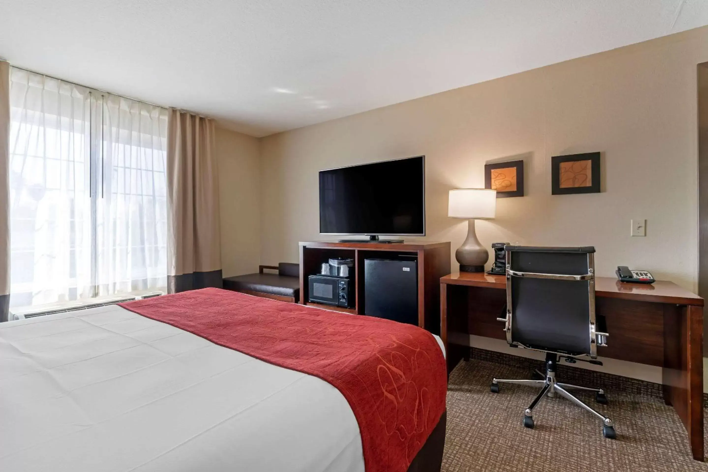 Photo of the whole room, TV/Entertainment Center in Comfort Suites Downtown Sacramento