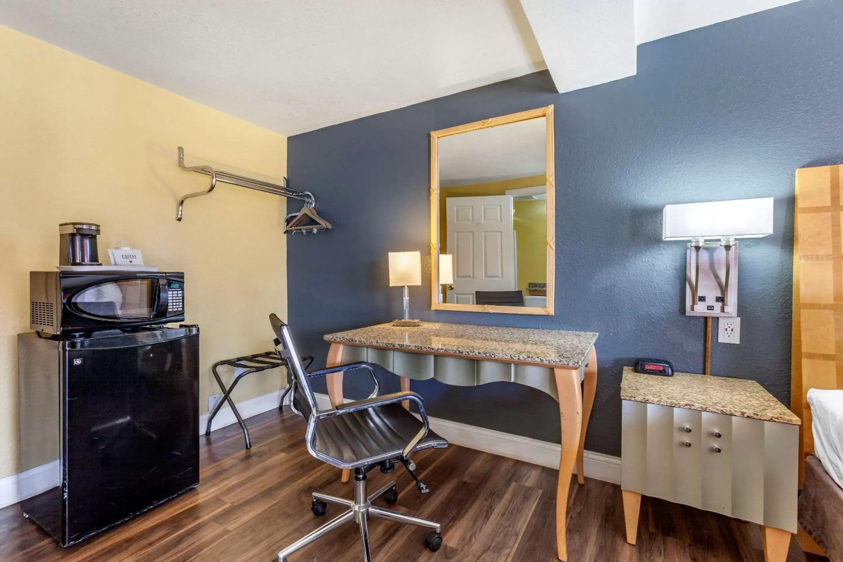 Photo of the whole room, Kitchen/Kitchenette in Econo Lodge Clovis