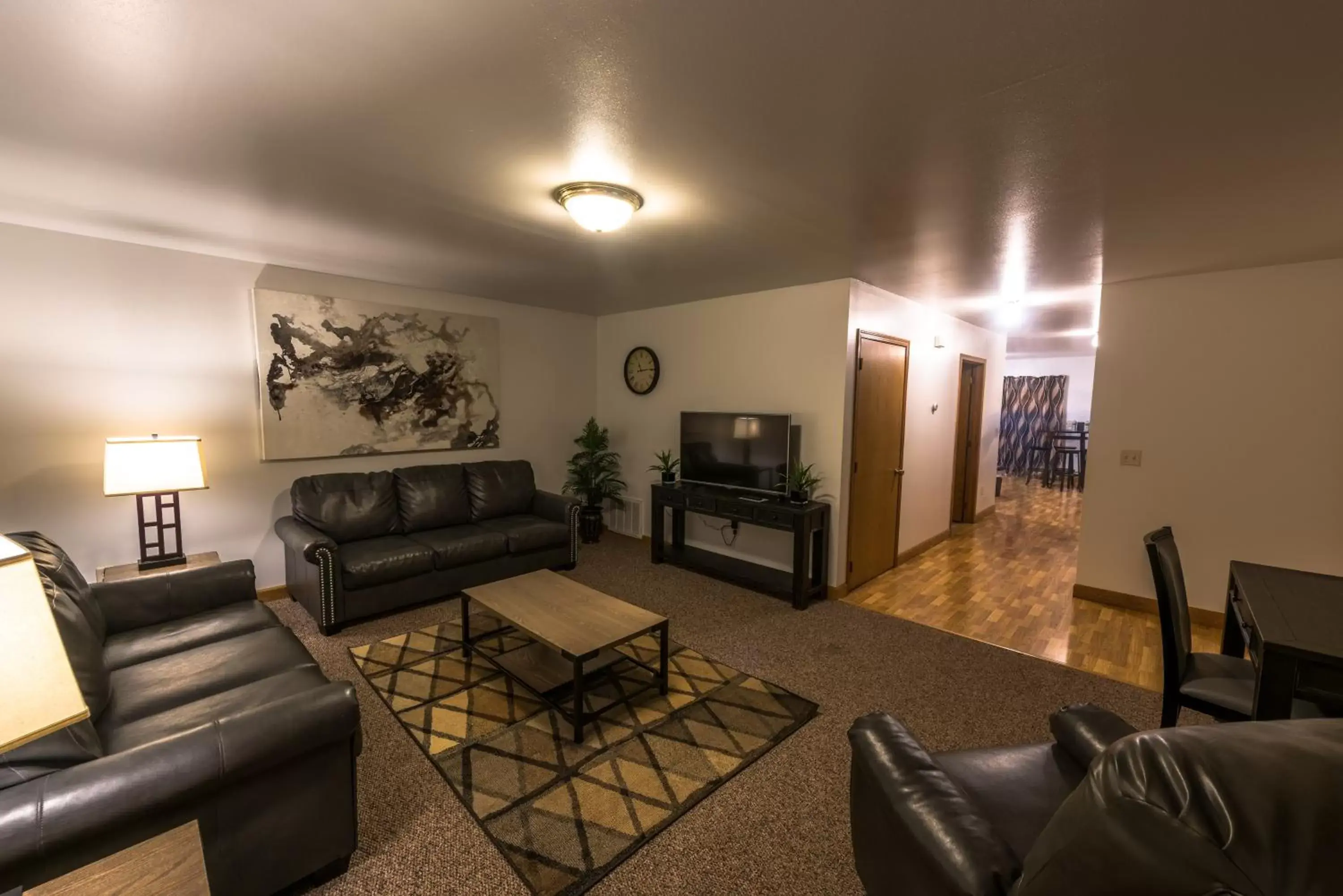 Living room, Seating Area in Draft Horse Inn and Suites