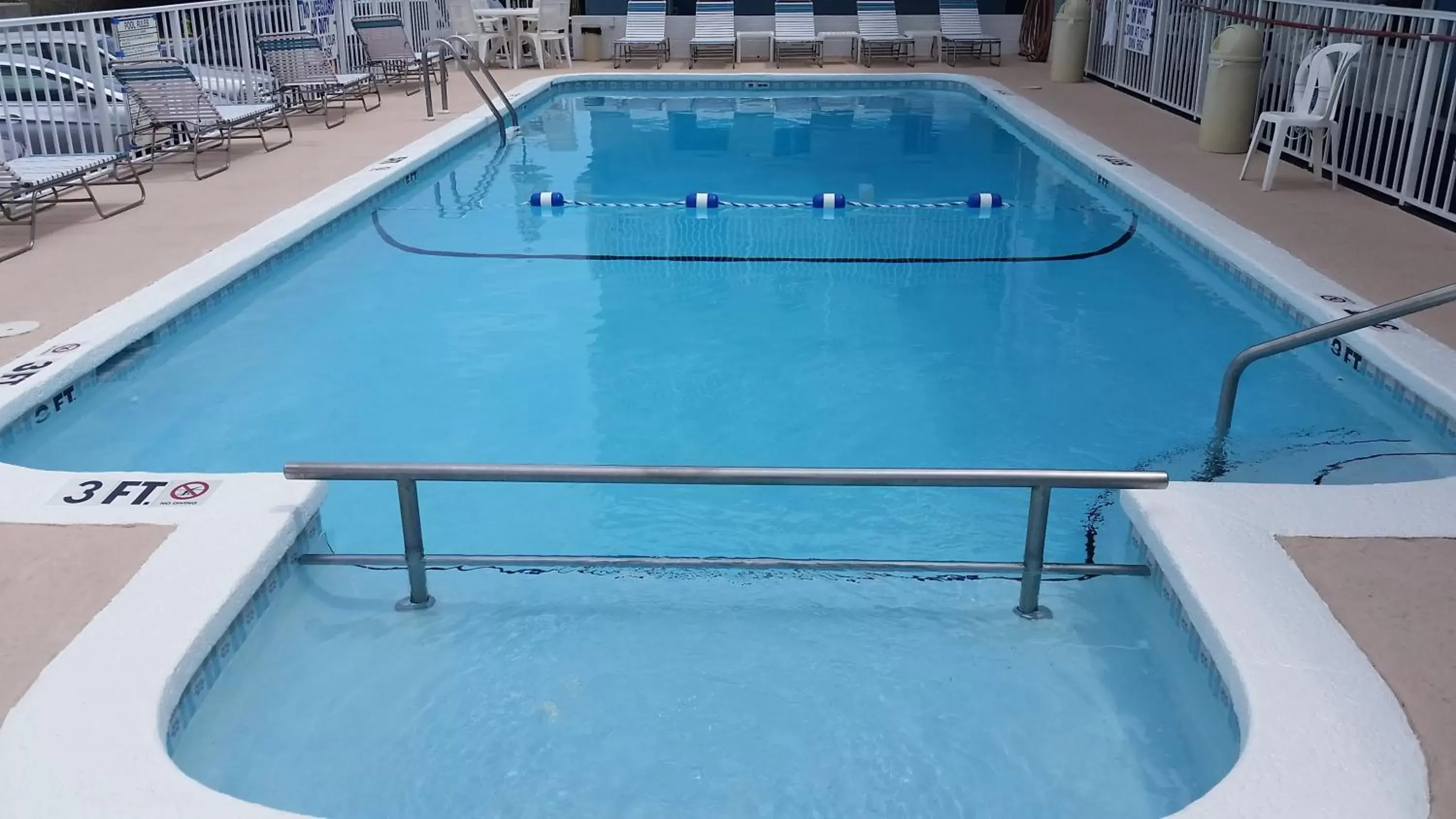 Swimming Pool in Vancouver Motel