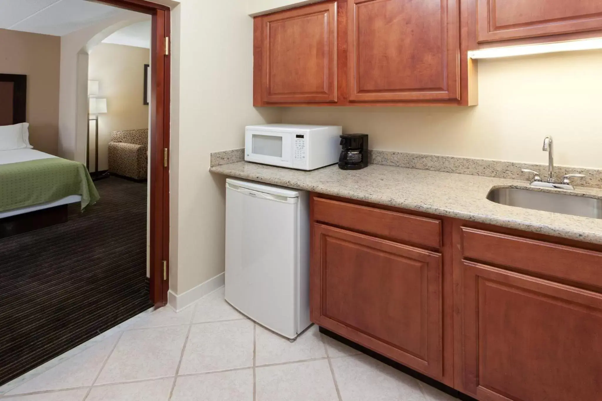 Photo of the whole room, Kitchen/Kitchenette in Holiday Inn Express Hotel & Suites Charleston-Southridge, an IHG Hotel