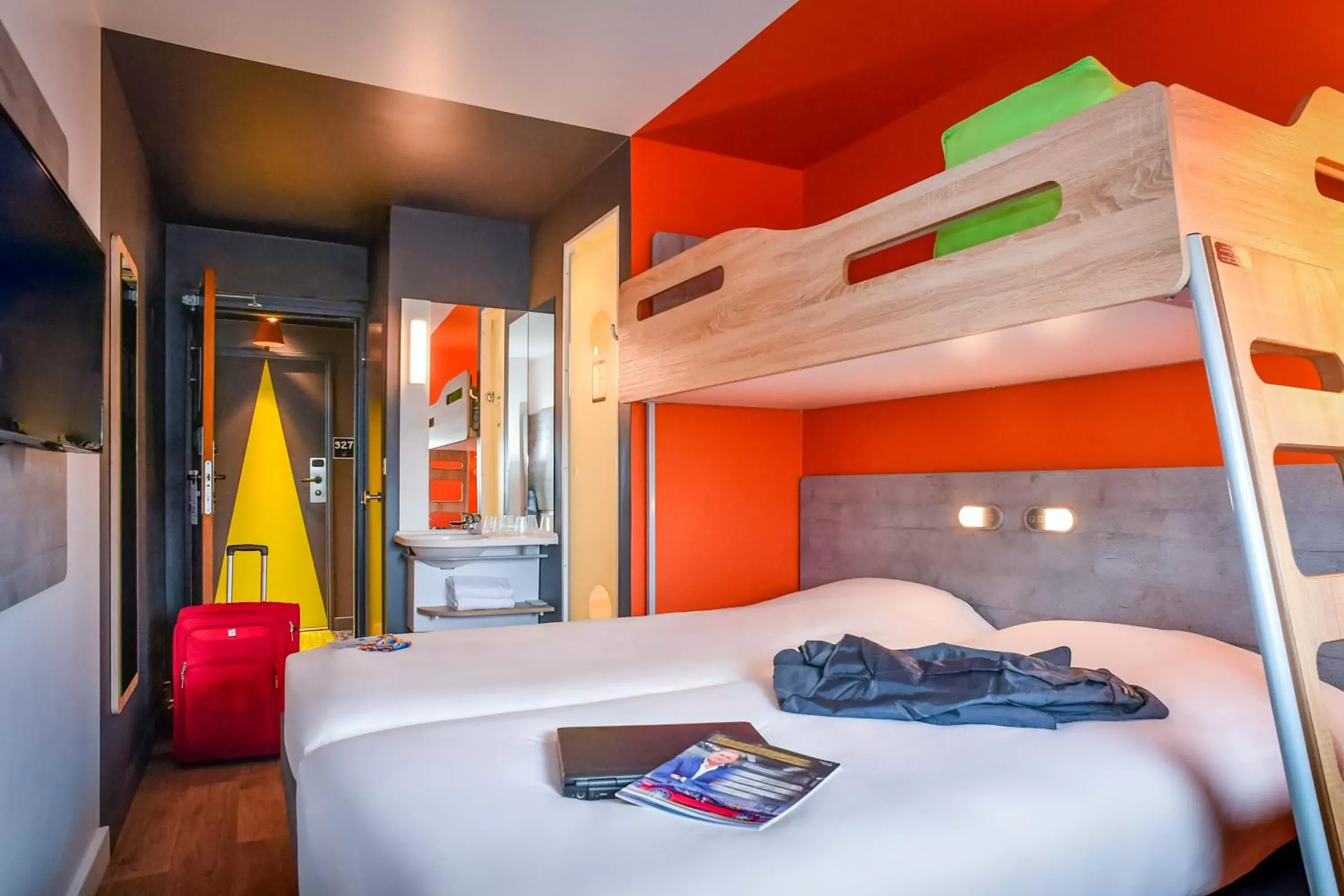 Photo of the whole room, Bunk Bed in ibis budget Coutances