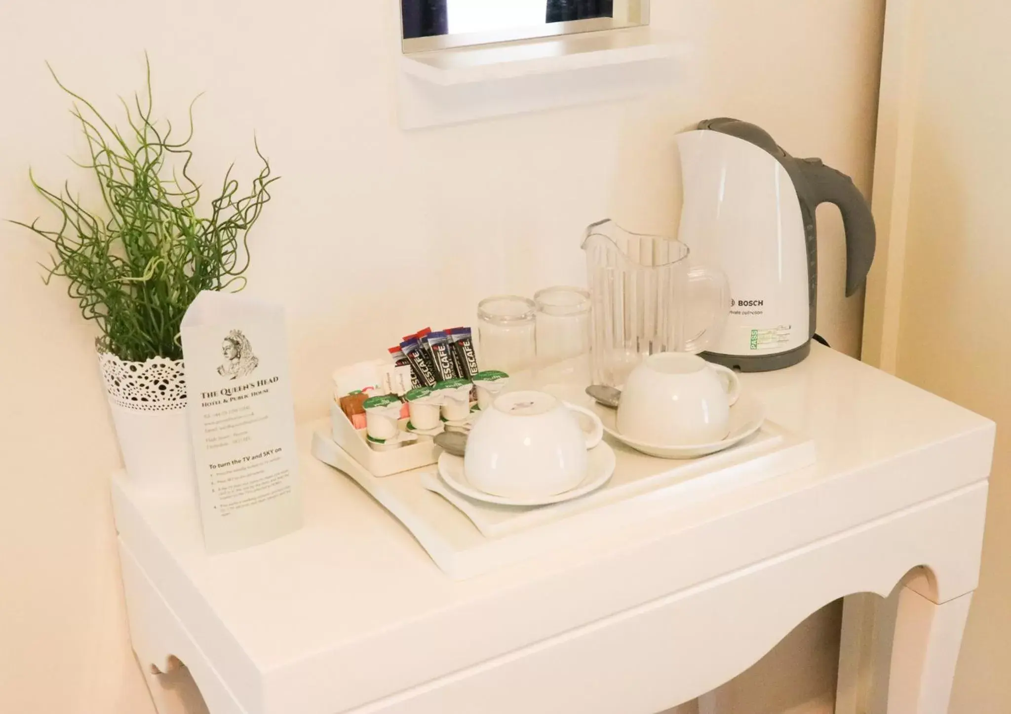 Coffee/tea facilities in The Queen's Head Hotel